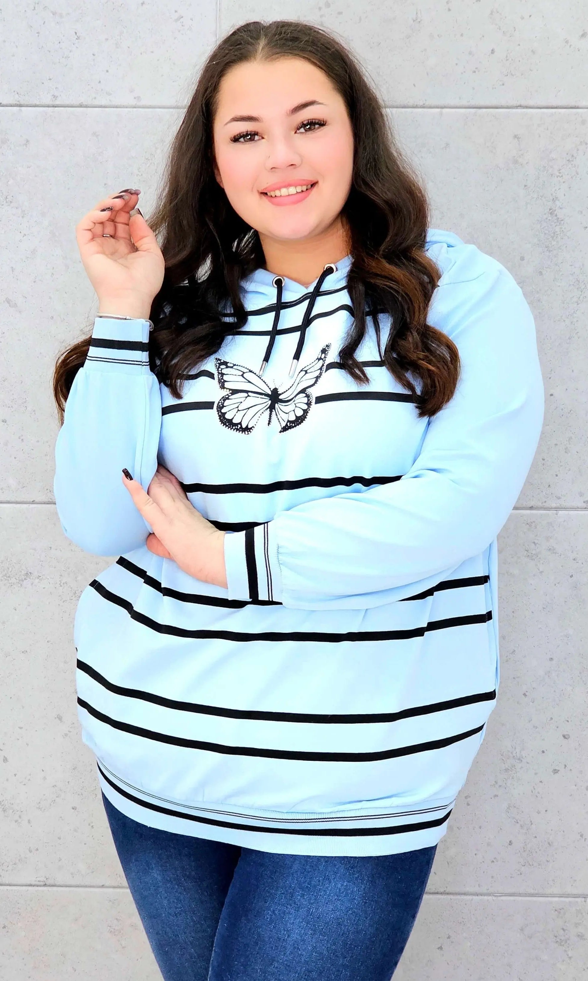 Bluza z kapturem z motylem – styl i wygoda w modzie plus size Stylowa XL