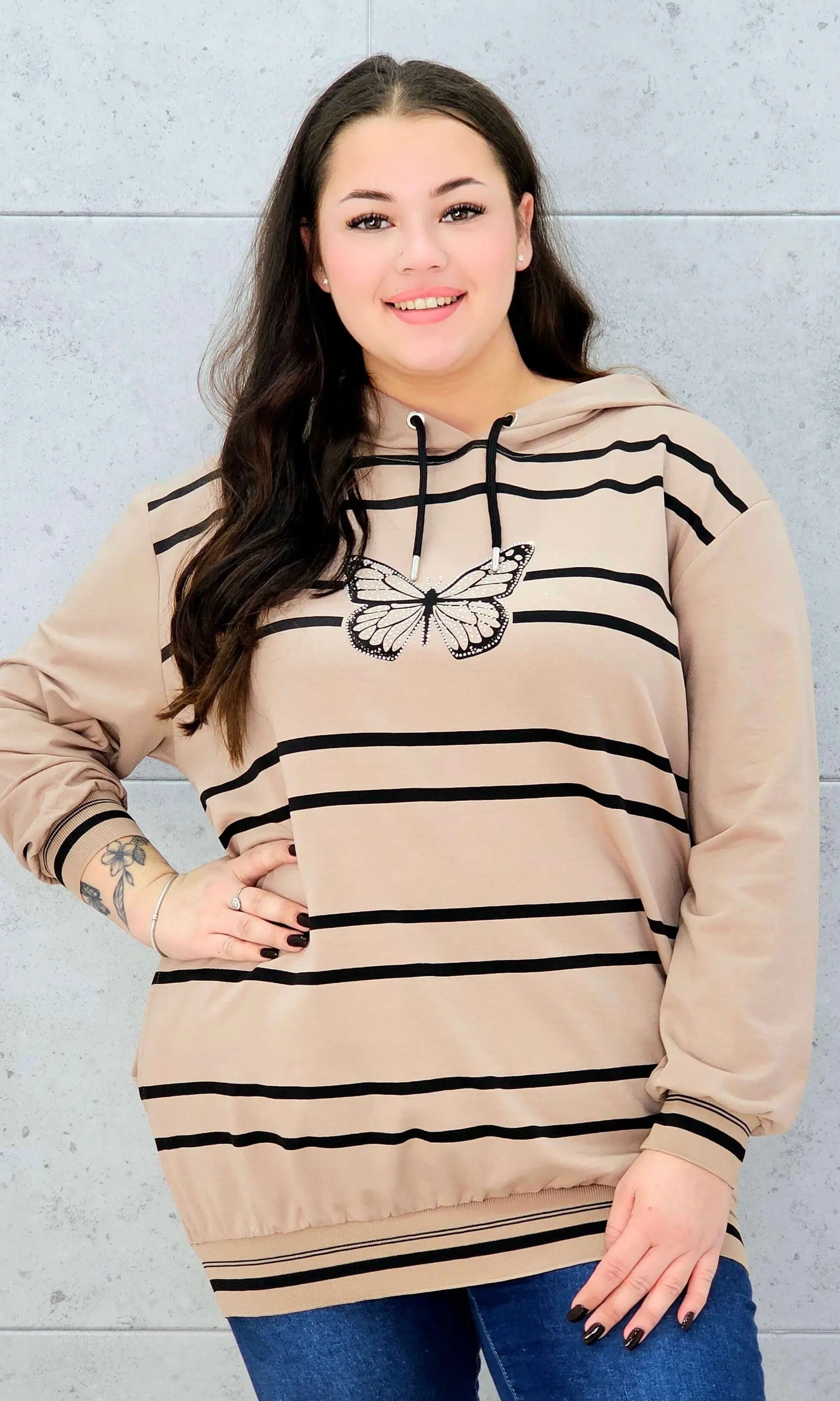 Bluza z kapturem z motylem – styl i wygoda w modzie plus size Stylowa XL
