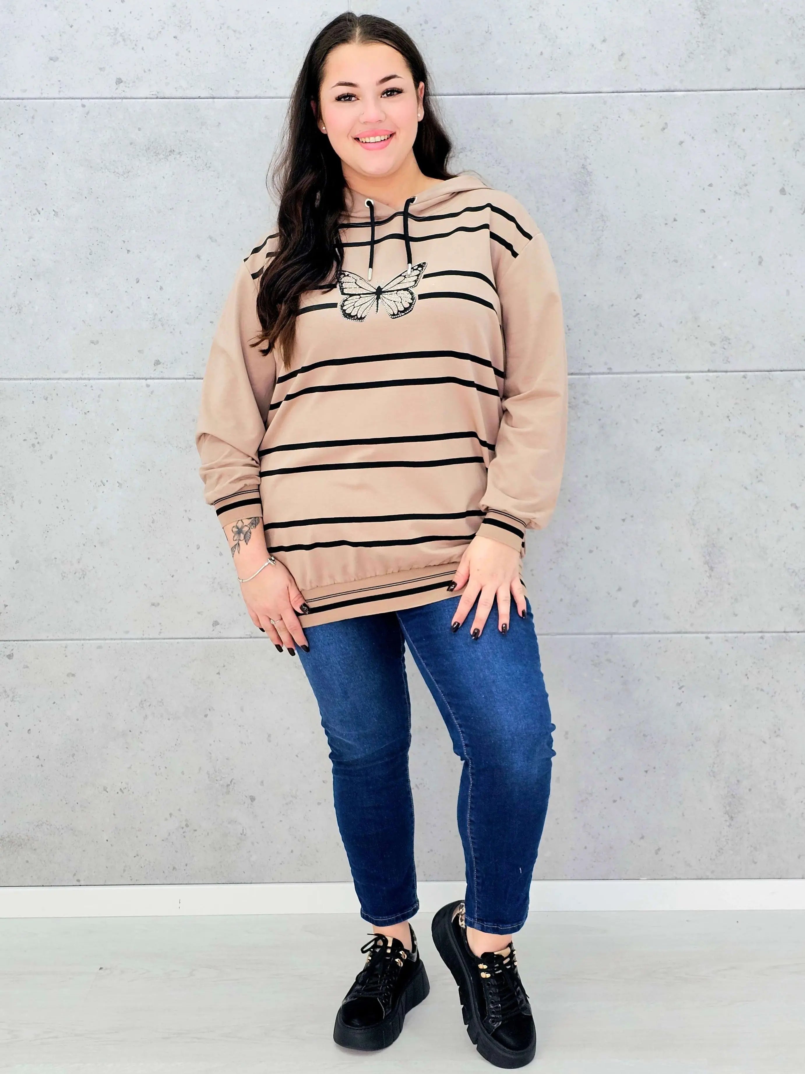 Bluza z kapturem z motylem – styl i wygoda w modzie plus size Stylowa XL
