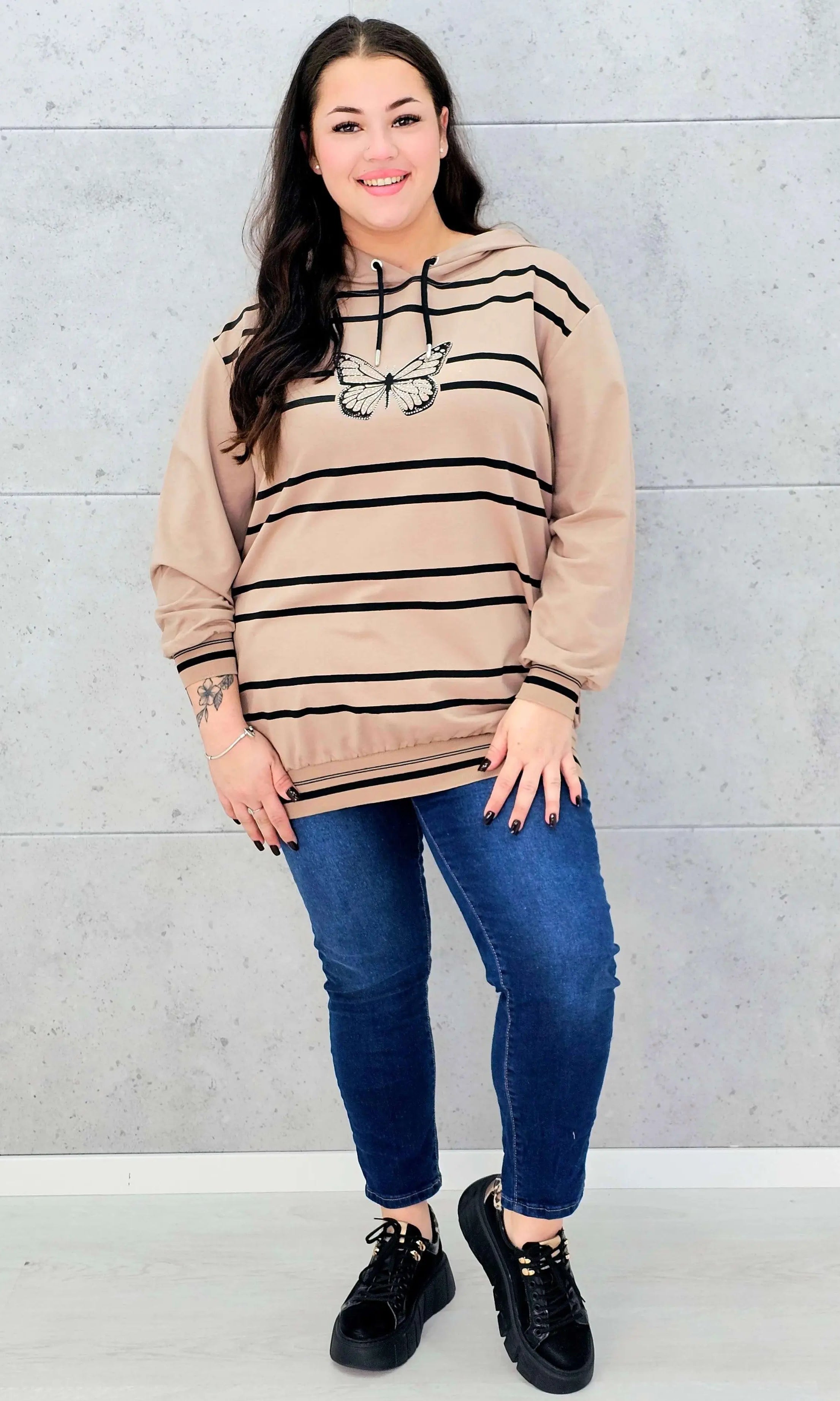 Bluza z kapturem z motylem – styl i wygoda w modzie plus size Stylowa XL