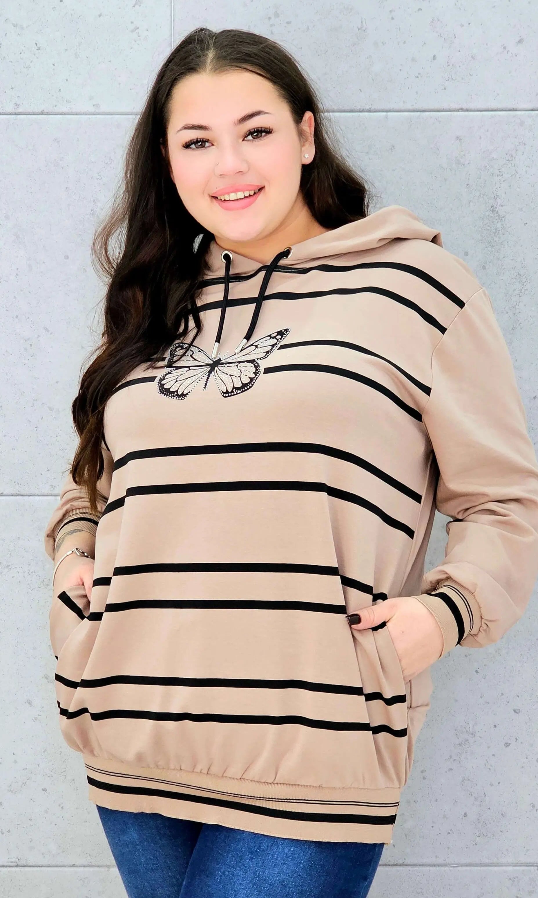 Bluza z kapturem z motylem – styl i wygoda w modzie plus size Stylowa XL