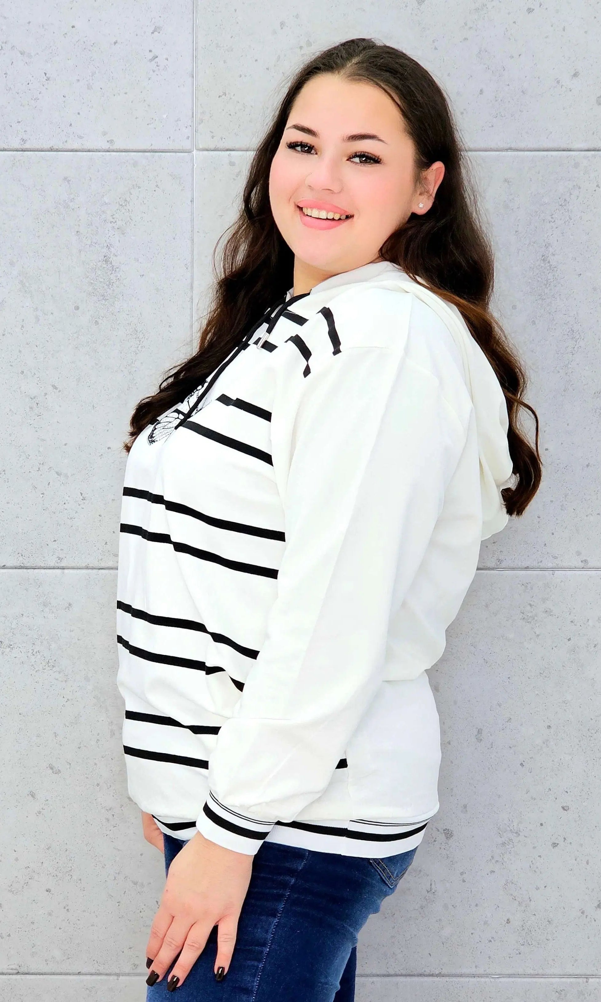 Bluza z kapturem z motylem – styl i wygoda w modzie plus size Stylowa XL