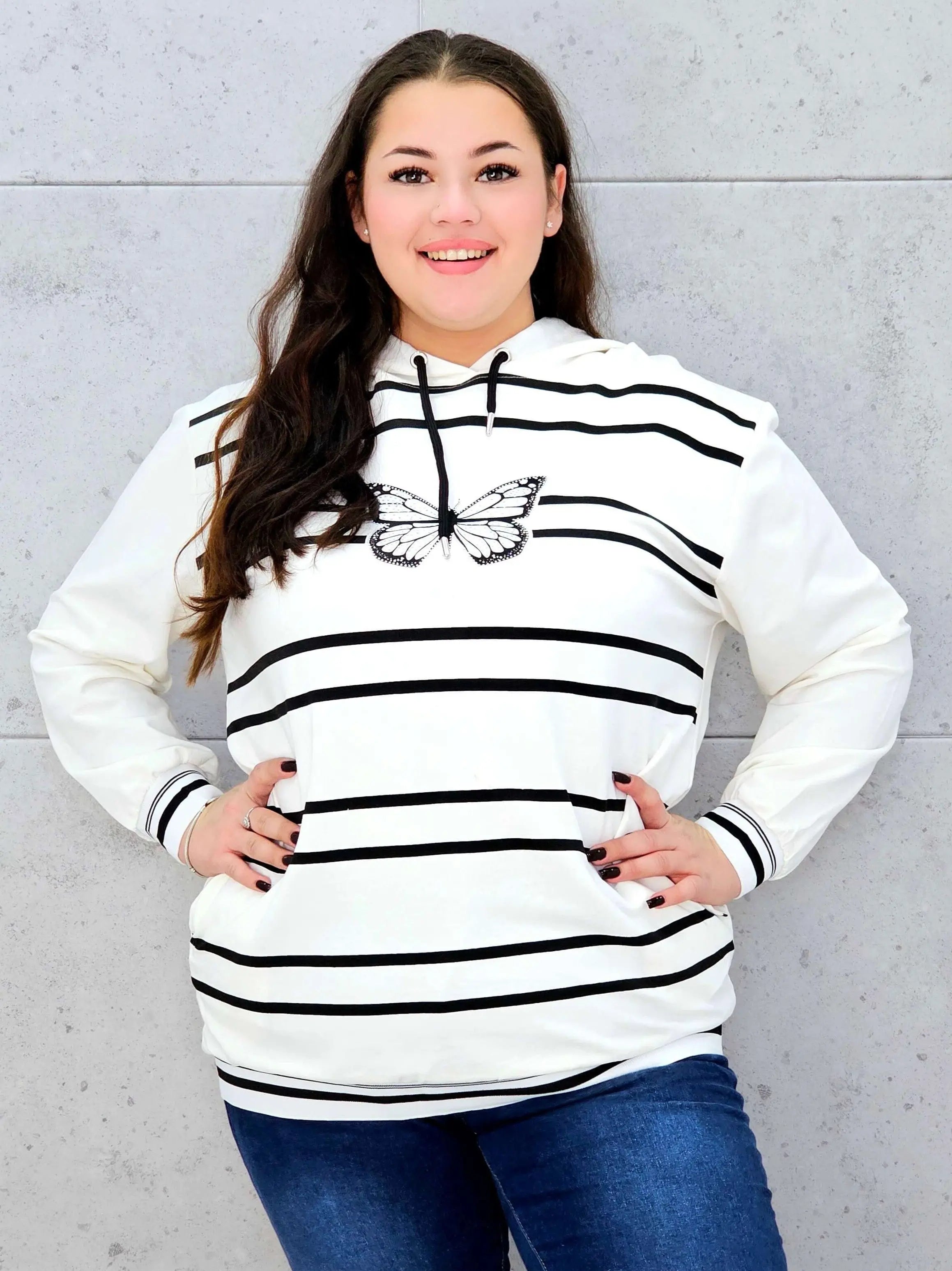 Bluza z kapturem z motylem – styl i wygoda w modzie plus size Stylowa XL