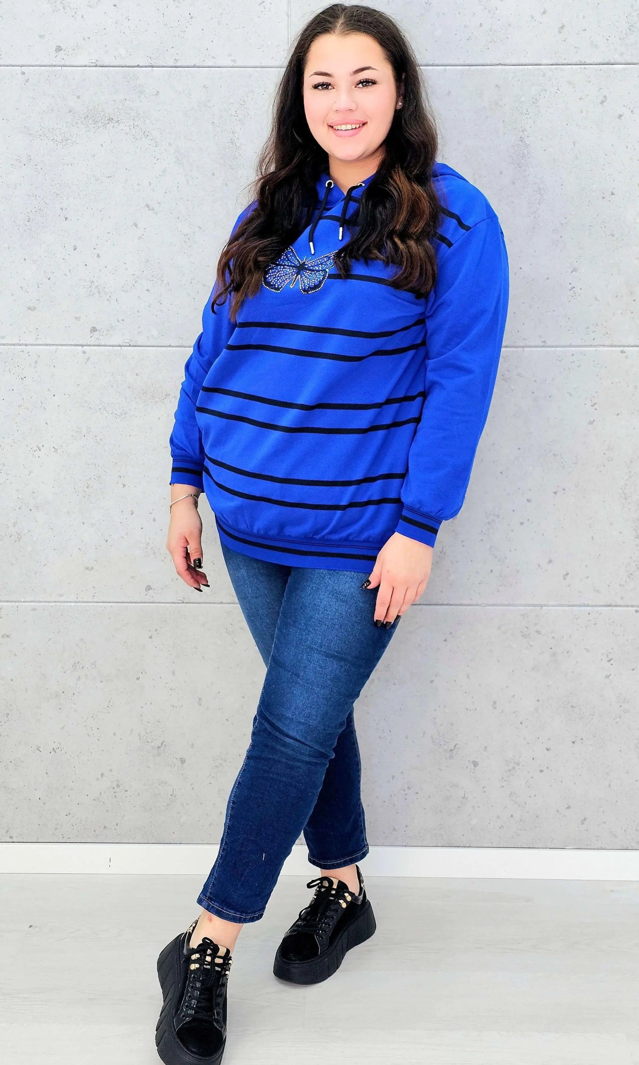 Bluza z kapturem z motylem – styl i wygoda w modzie plus size Stylowa XL