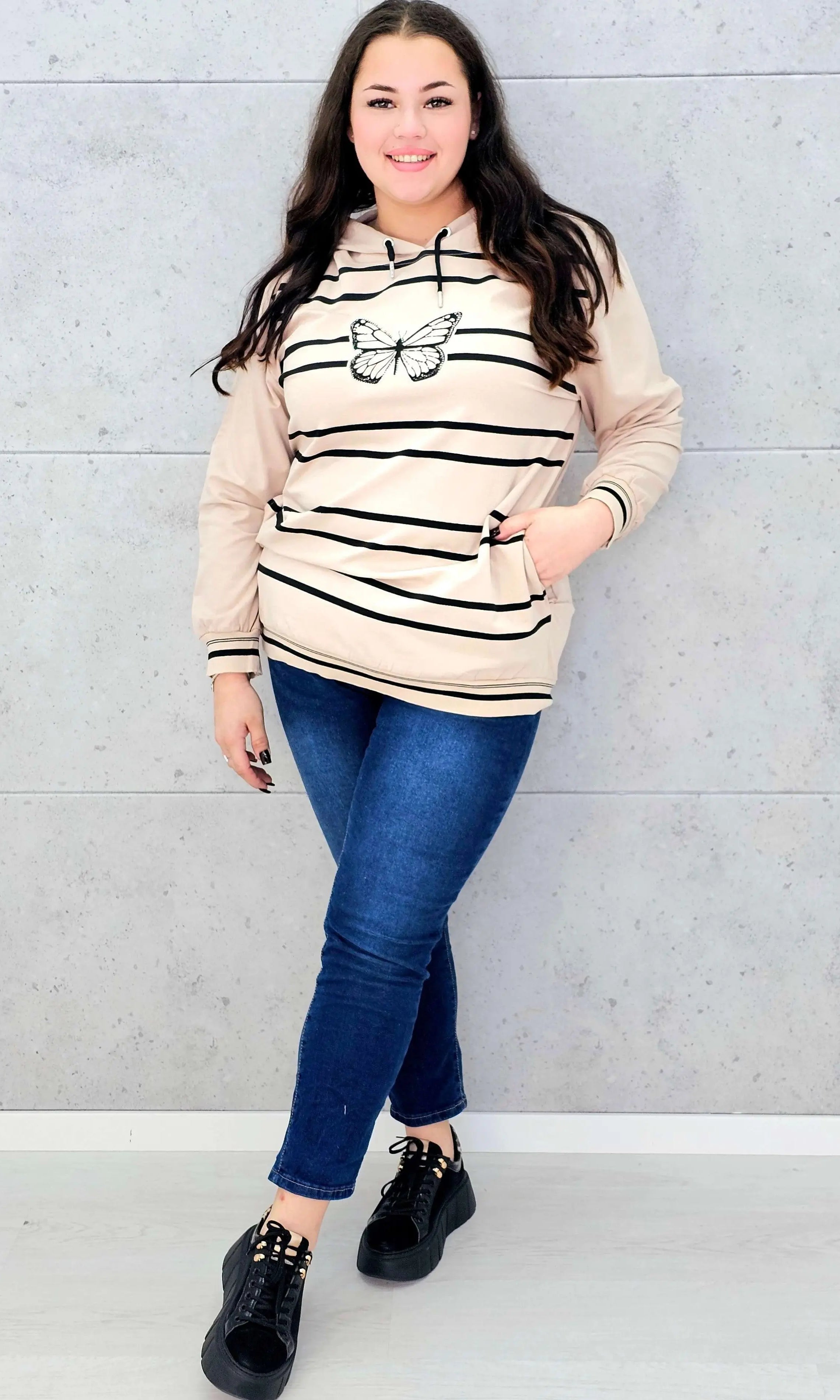 Bluza z kapturem z motylem – styl i wygoda w modzie plus size Stylowa XL