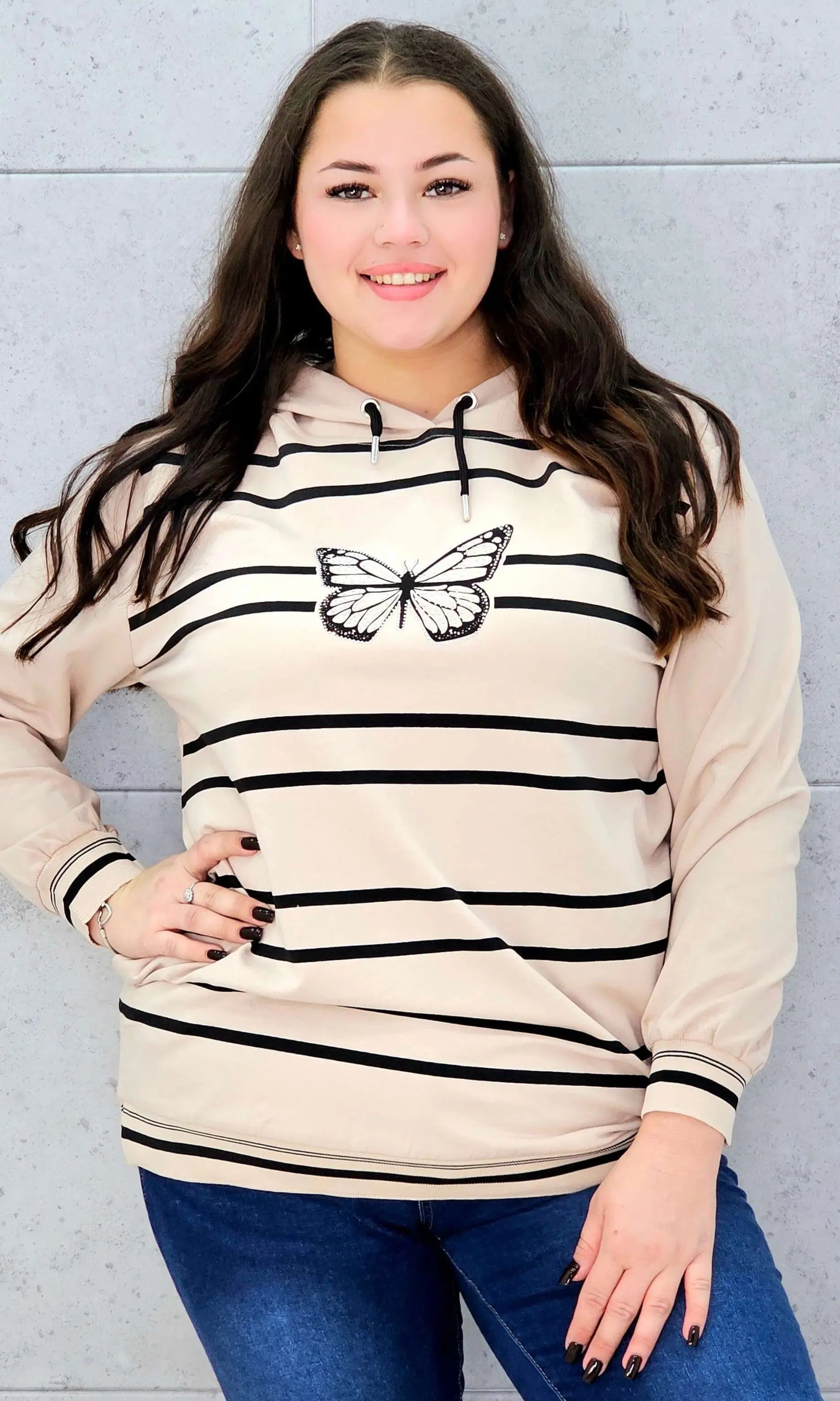 Bluza z kapturem z motylem – styl i wygoda w modzie plus size Stylowa XL
