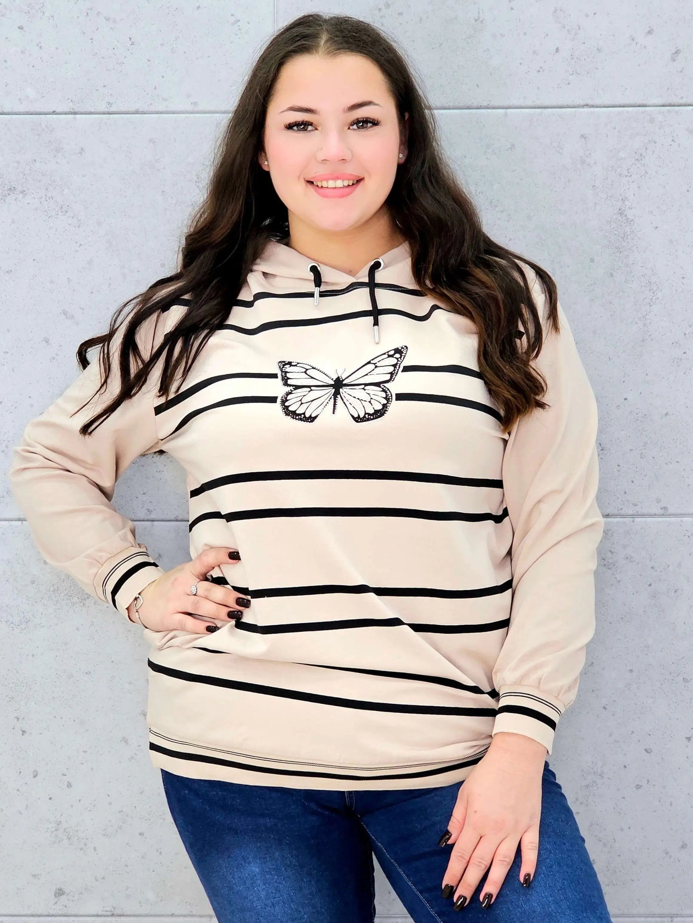 Bluza z kapturem z motylem – styl i wygoda w modzie plus size Stylowa XL