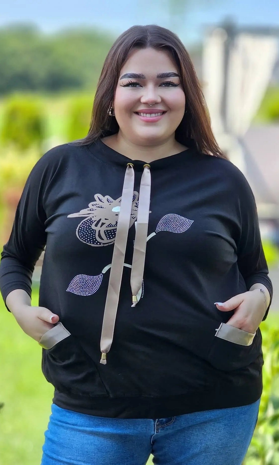 Bluza z kwiatowym nadrukiem i satynowymi detalami Stylowa XL