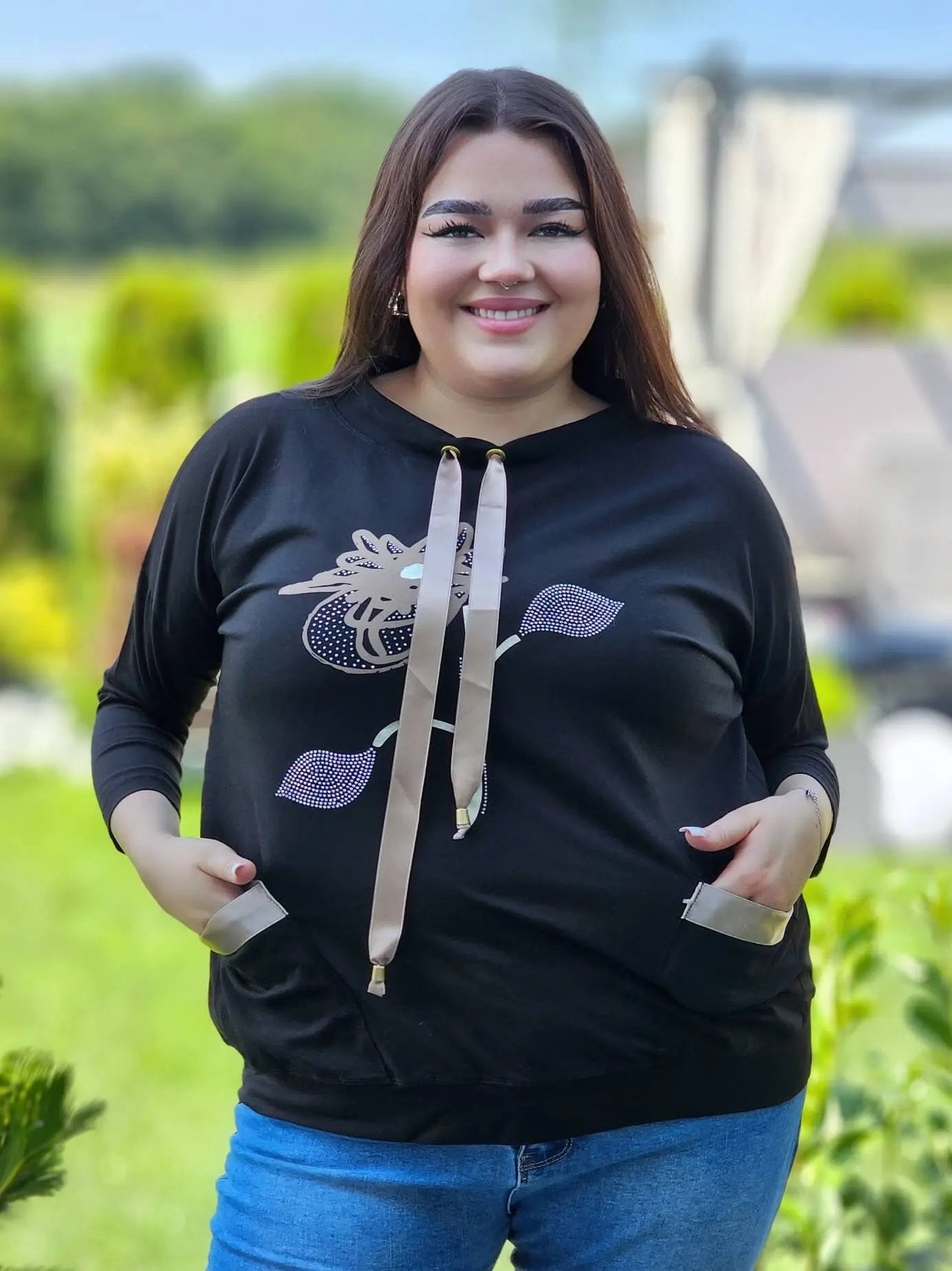 Bluza z kwiatowym nadrukiem i satynowymi detalami Stylowa XL