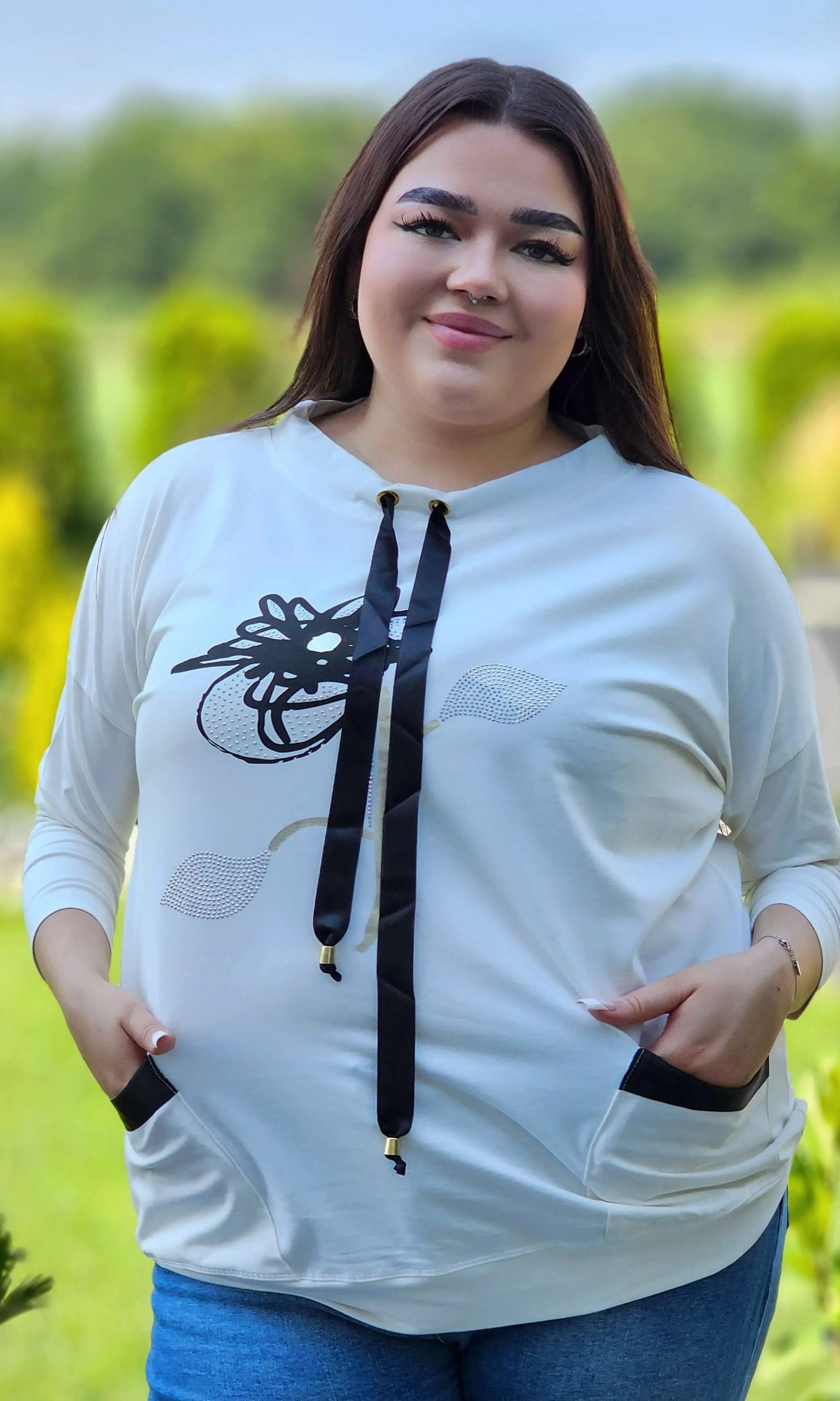 Bluza z kwiatowym nadrukiem i satynowymi detalami Stylowa XL