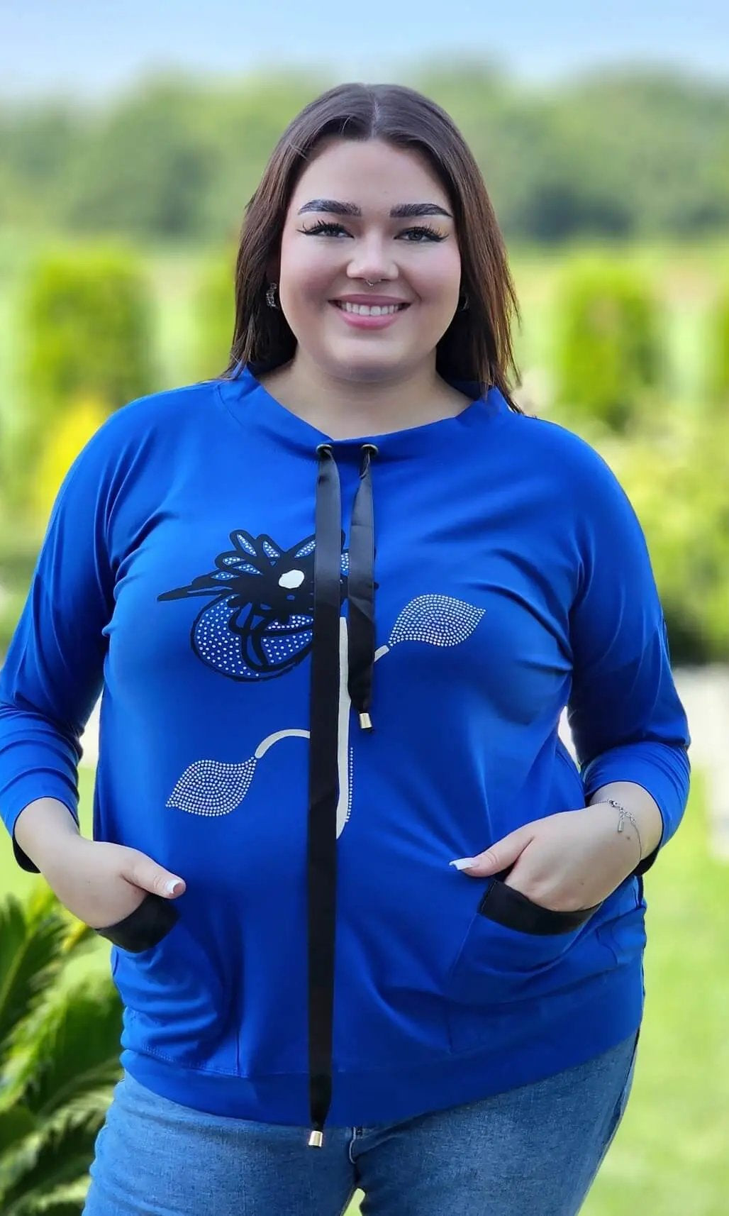 Bluza z kwiatowym nadrukiem i satynowymi detalami Stylowa XL