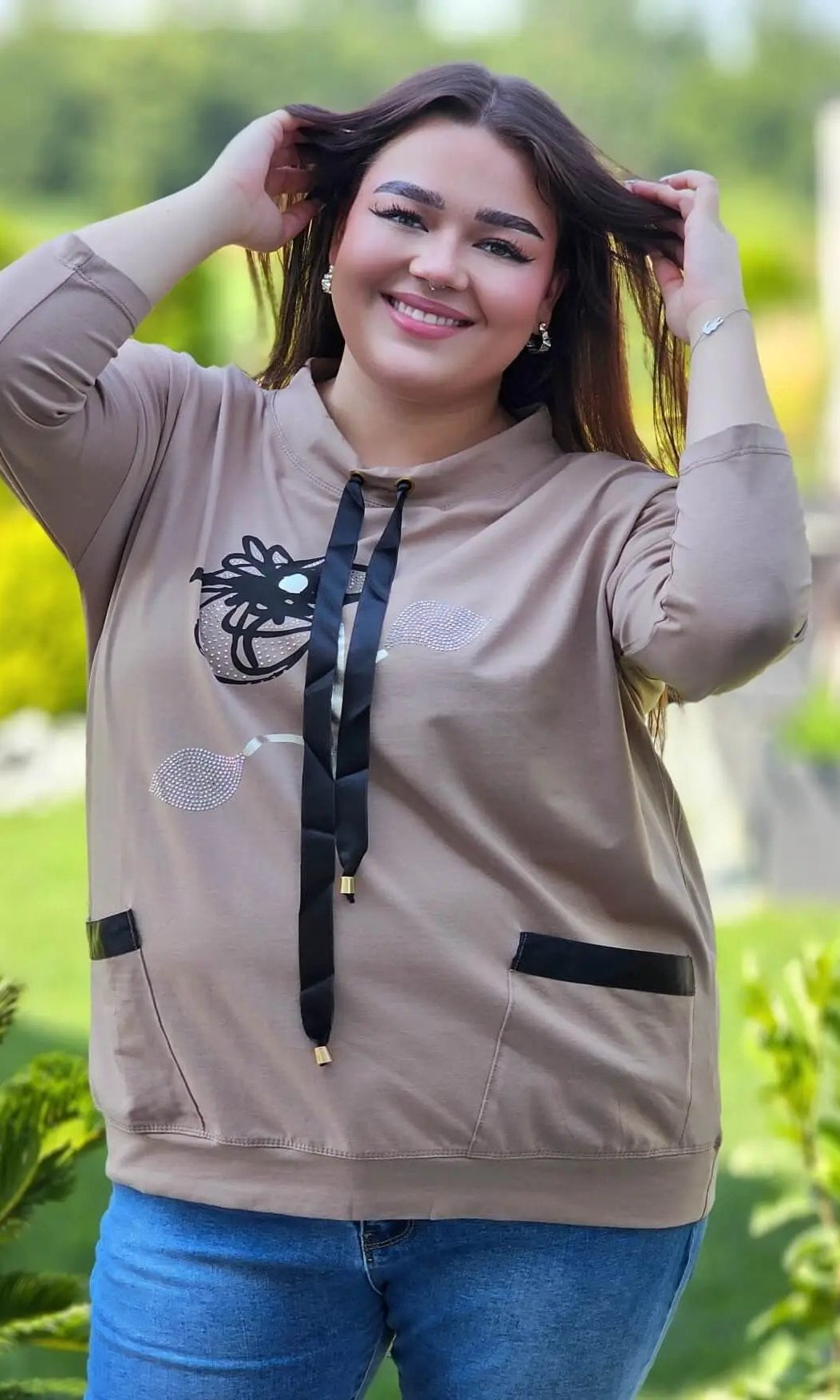 Bluza z kwiatowym nadrukiem i satynowymi detalami Stylowa XL