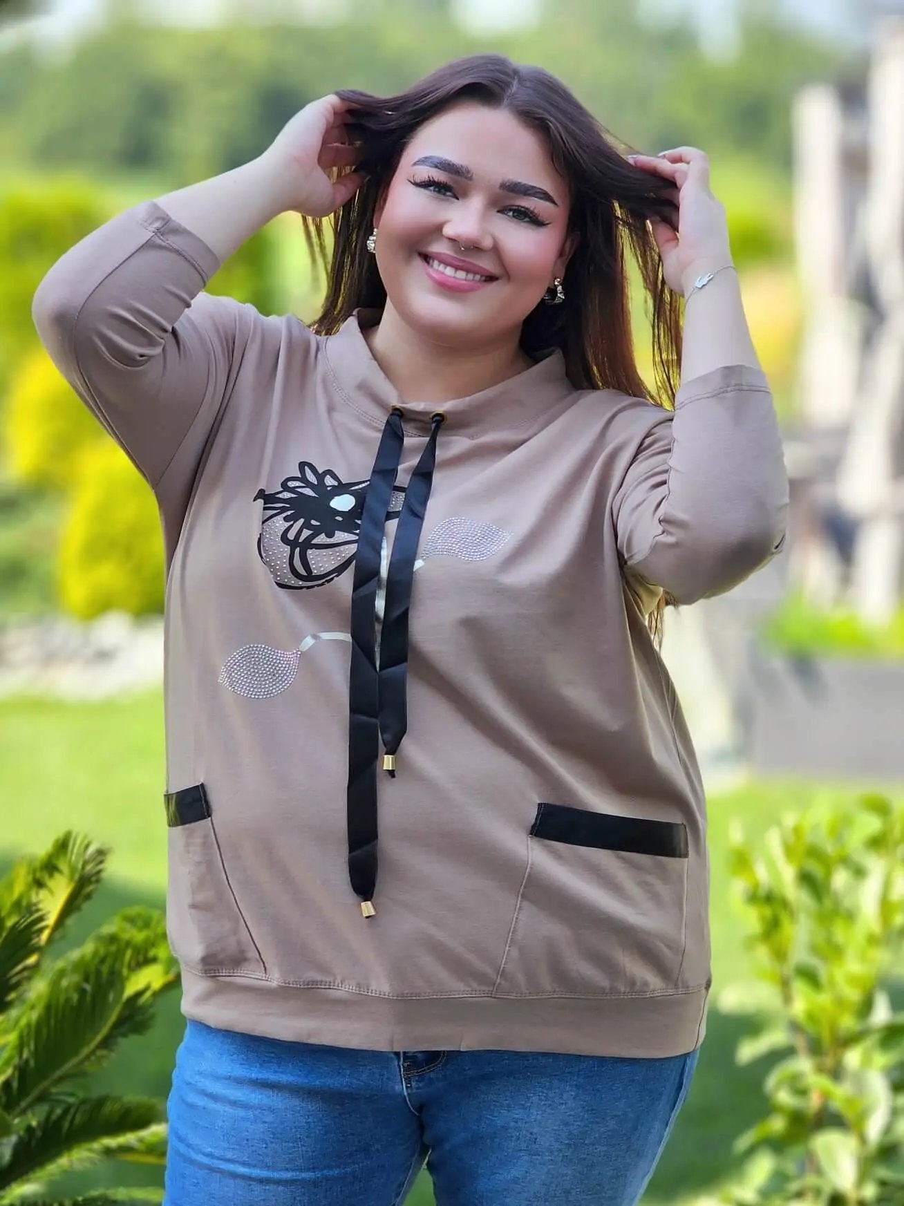 Bluza z kwiatowym nadrukiem i satynowymi detalami Stylowa XL