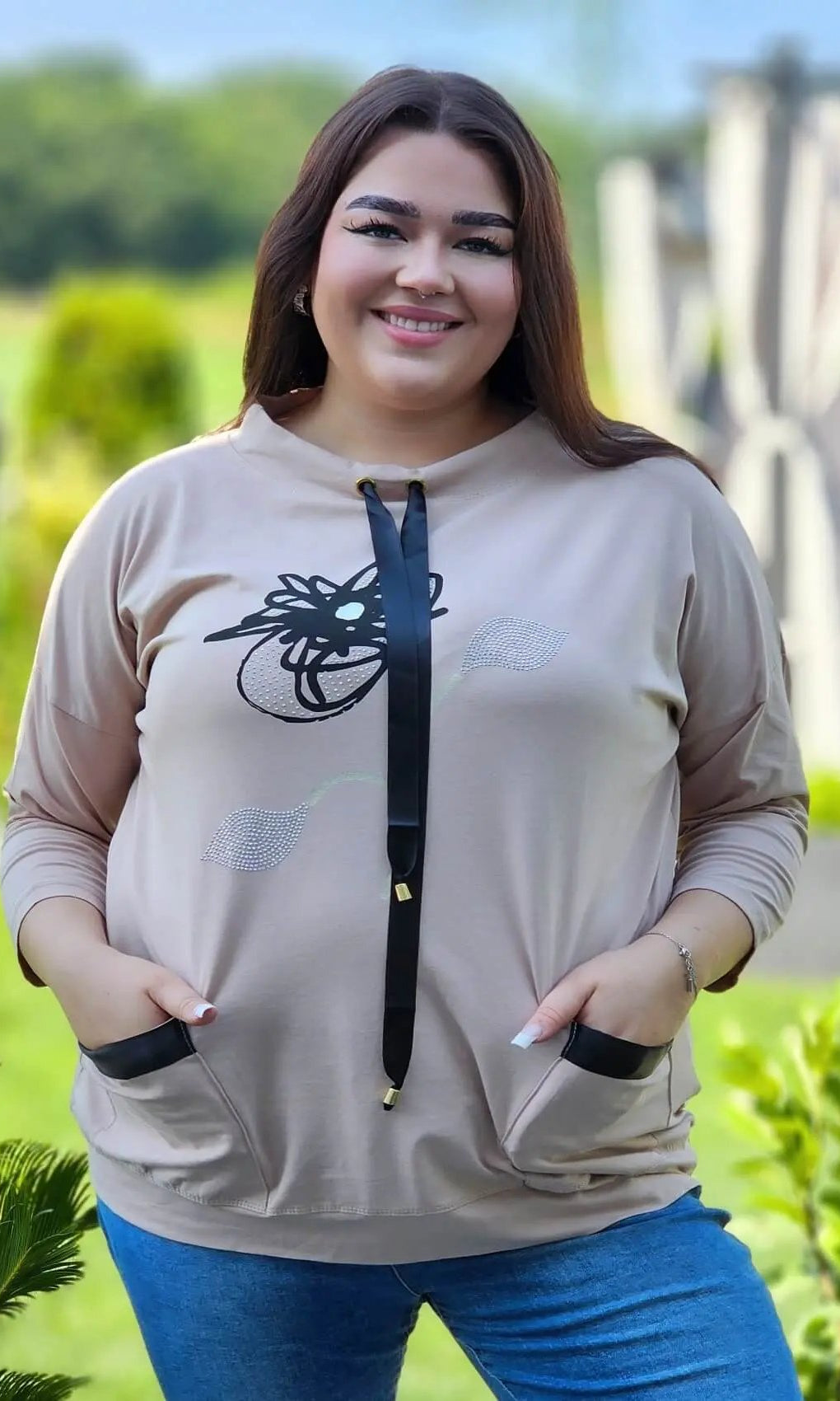 Bluza z kwiatowym nadrukiem i satynowymi detalami Stylowa XL