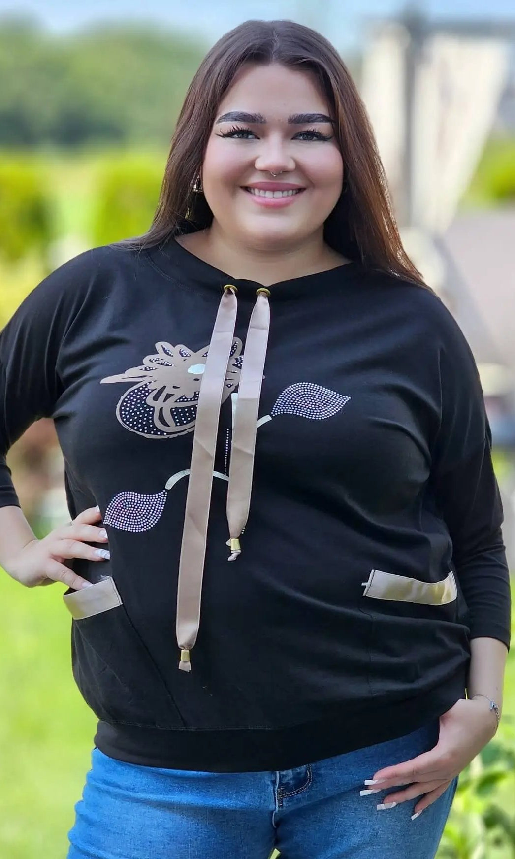 Bluza z kwiatowym nadrukiem i satynowymi detalami Stylowa XL