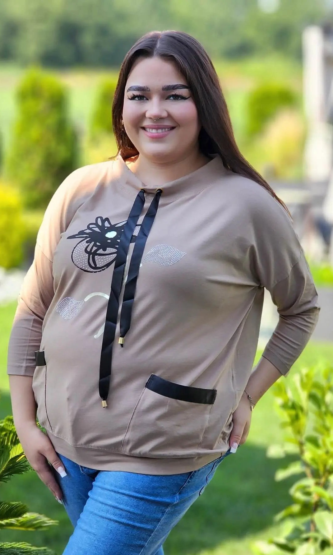 Bluza z kwiatowym nadrukiem i satynowymi detalami Stylowa XL