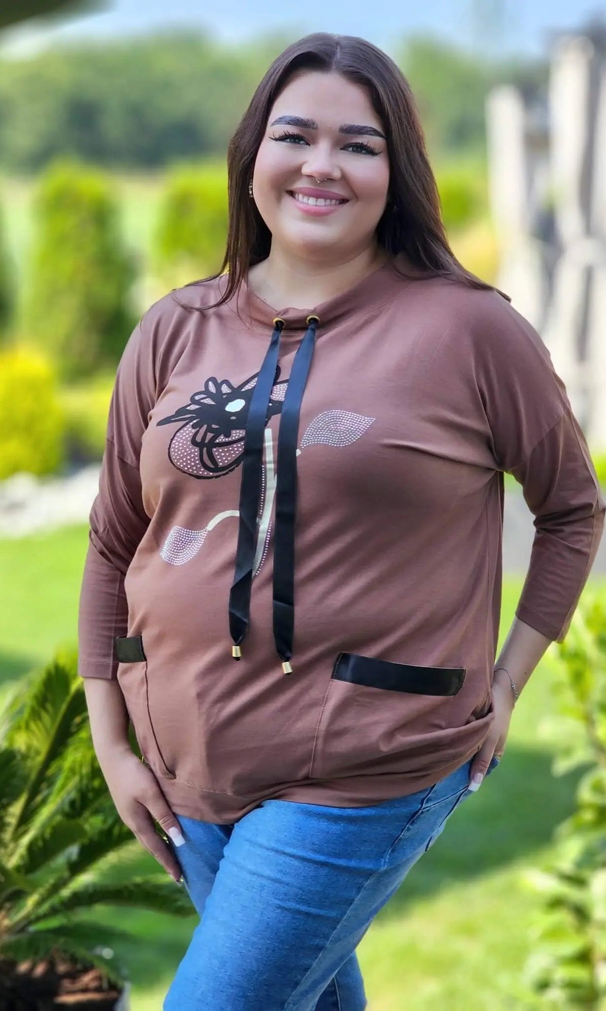 Bluza z kwiatowym nadrukiem i satynowymi detalami Stylowa XL