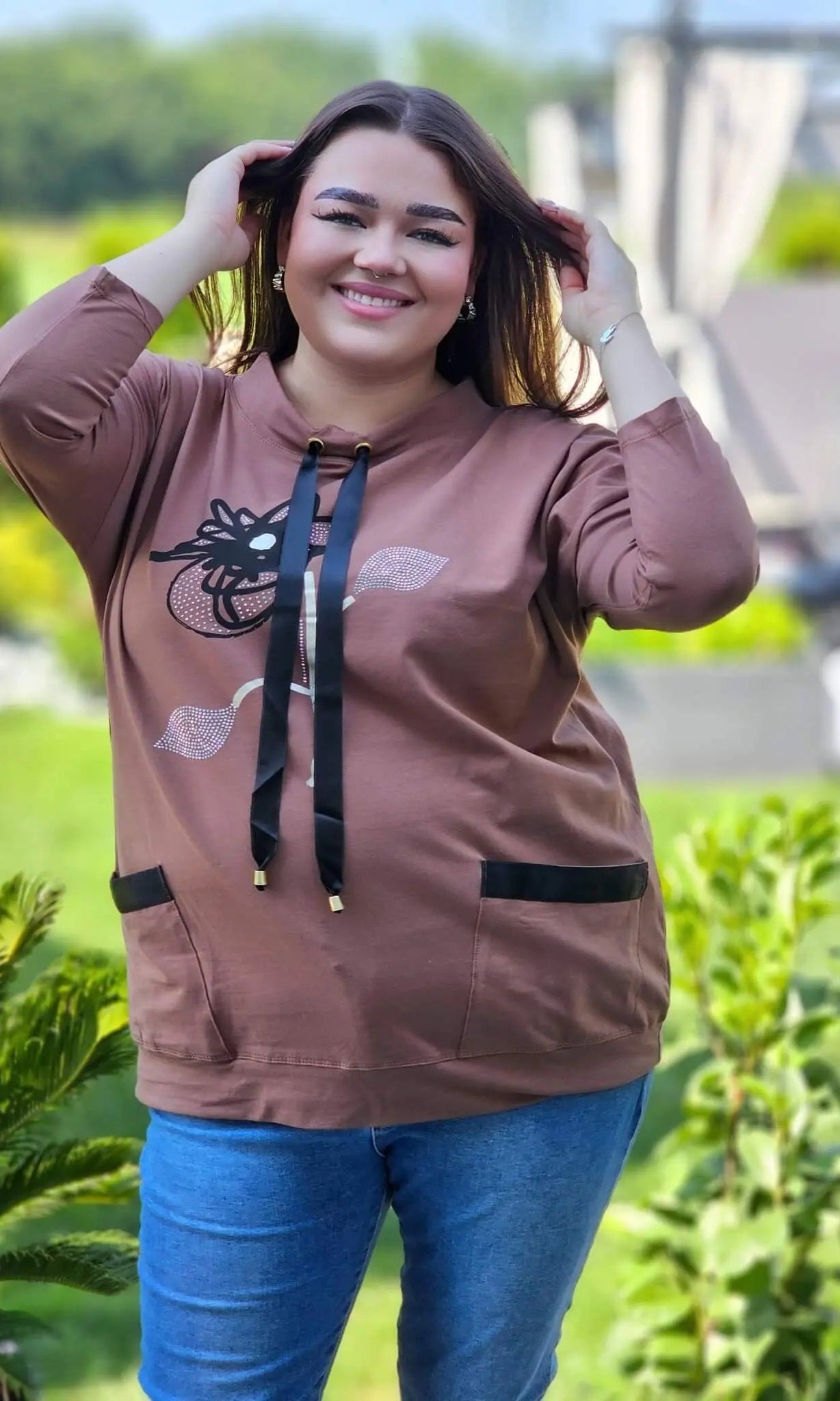 Bluza z kwiatowym nadrukiem i satynowymi detalami Stylowa XL