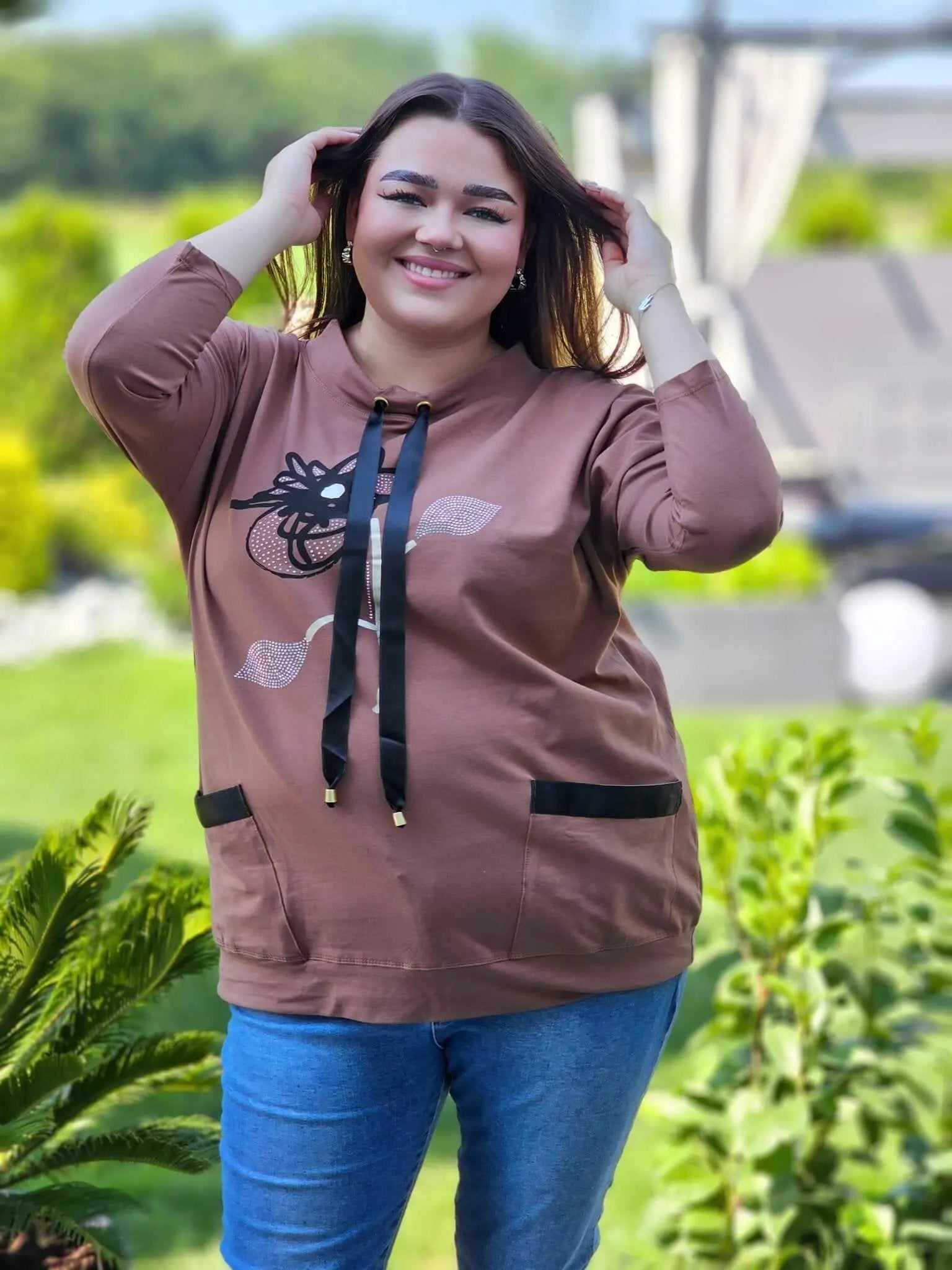 Bluza z kwiatowym nadrukiem i satynowymi detalami Stylowa XL