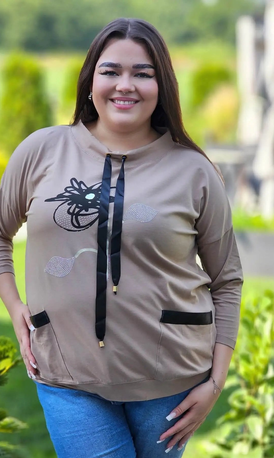 Bluza z kwiatowym nadrukiem i satynowymi detalami Stylowa XL