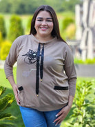 Bluza z kwiatowym nadrukiem i satynowymi detalami Stylowa XL