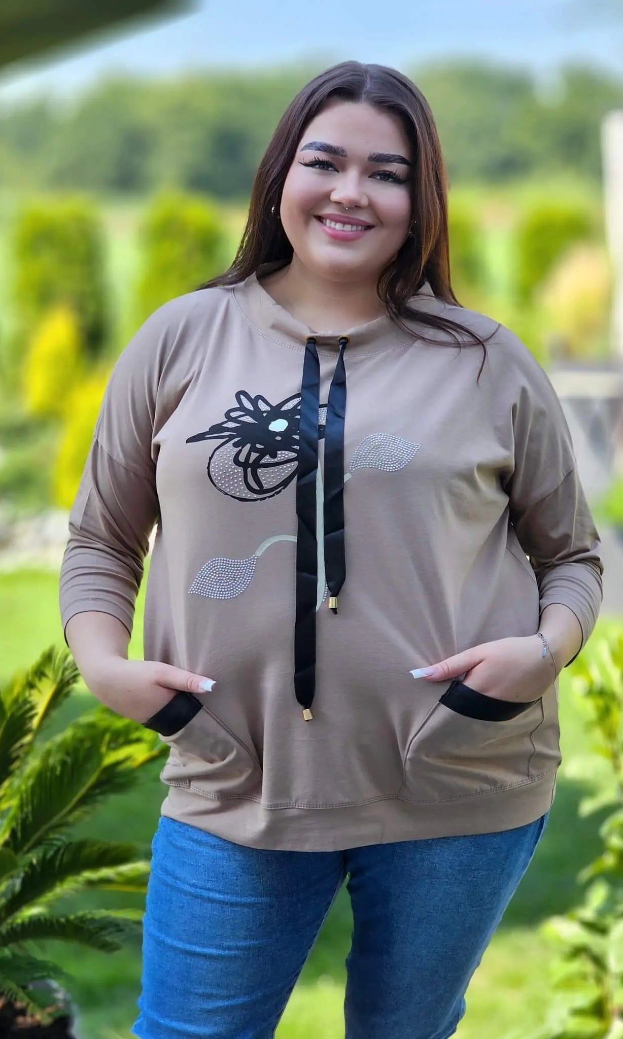 Bluza z kwiatowym nadrukiem i satynowymi detalami Stylowa XL