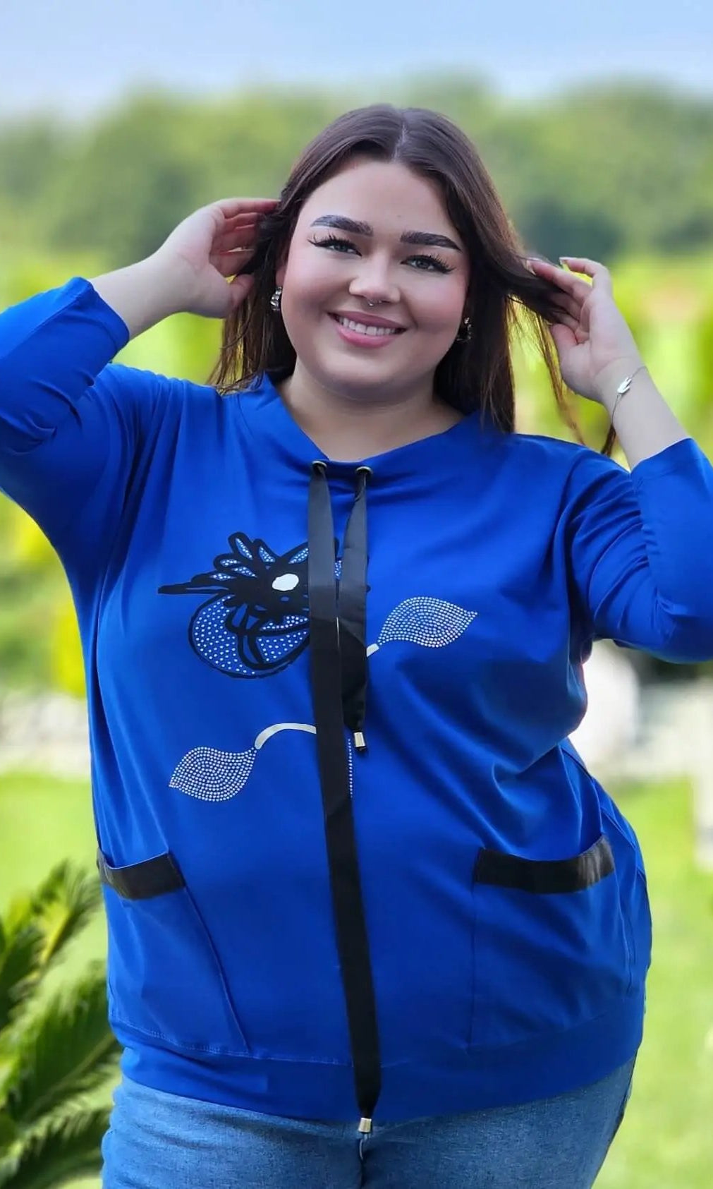 Bluza z kwiatowym nadrukiem i satynowymi detalami Stylowa XL