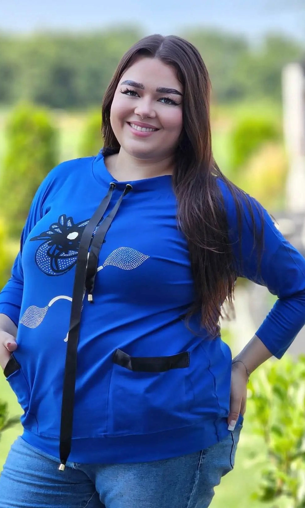 Bluza z kwiatowym nadrukiem i satynowymi detalami Stylowa XL