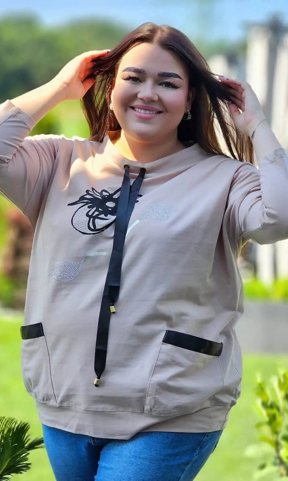 Bluza z kwiatowym nadrukiem i satynowymi detalami Stylowa XL