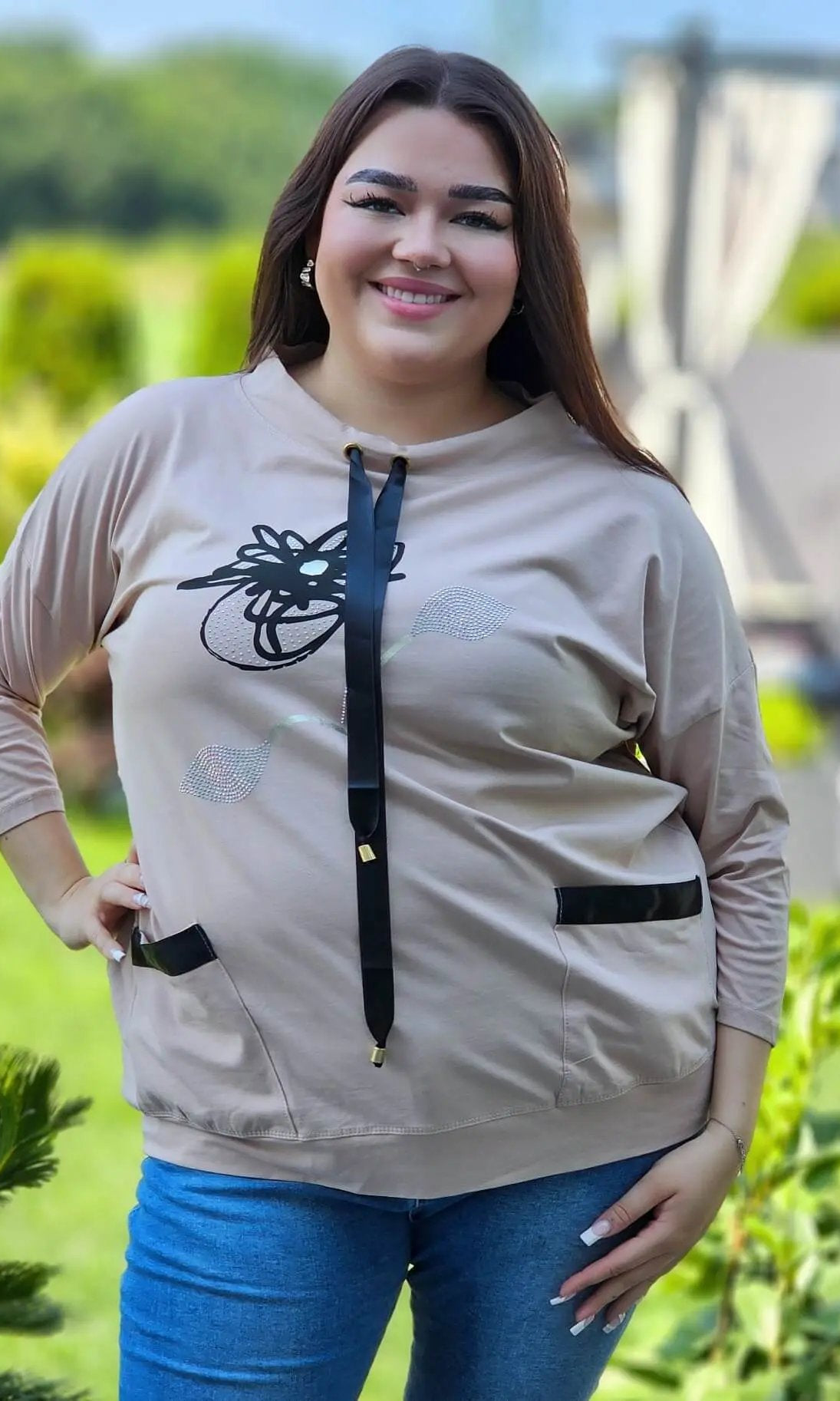 Bluza z kwiatowym nadrukiem i satynowymi detalami Stylowa XL