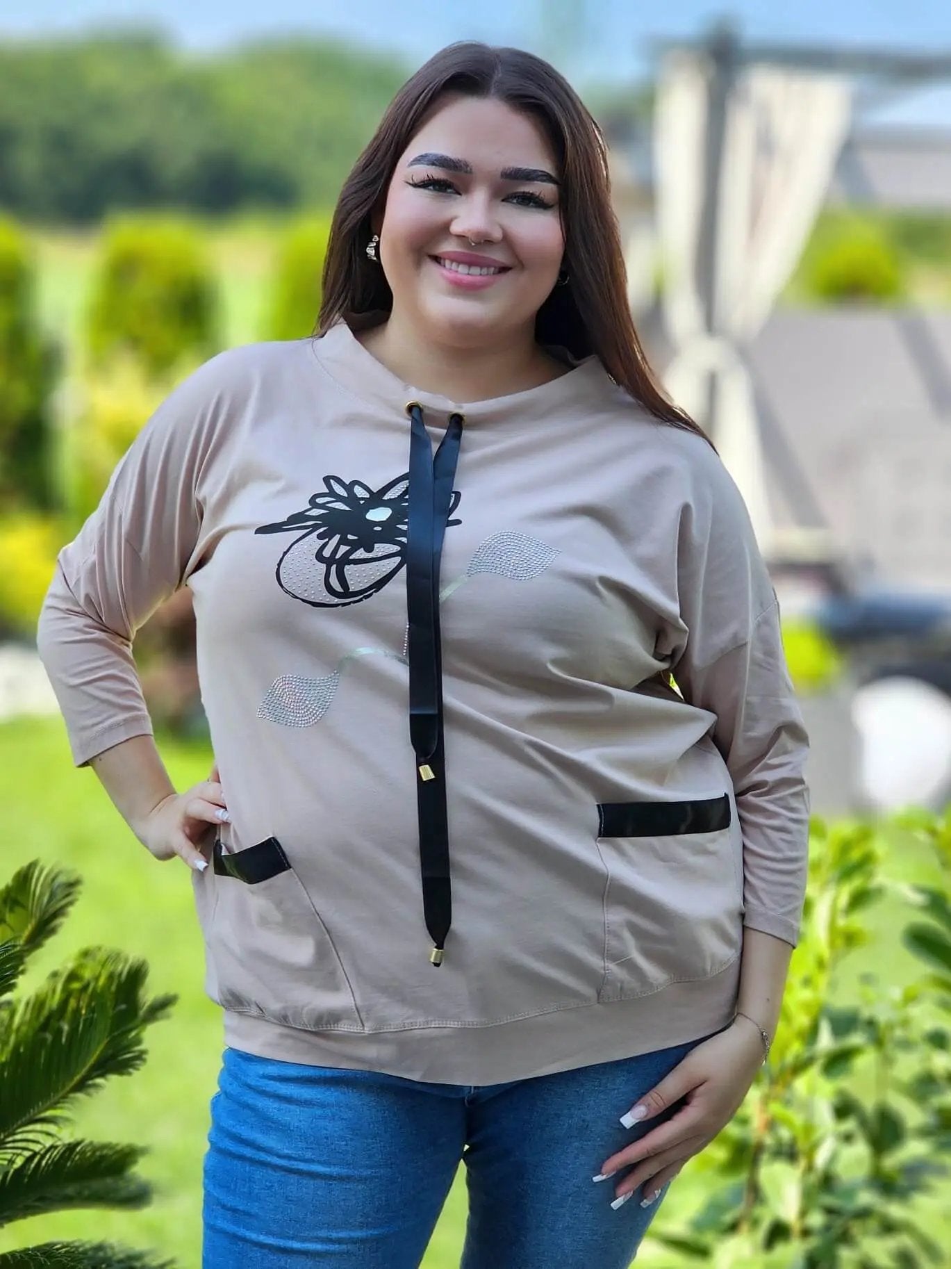 Bluza z kwiatowym nadrukiem i satynowymi detalami Stylowa XL