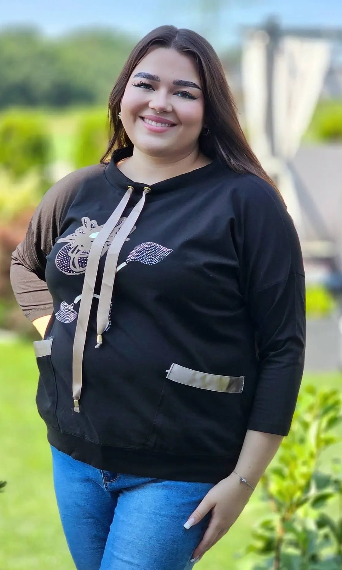 Bluza z kwiatowym nadrukiem i satynowymi detalami Stylowa XL