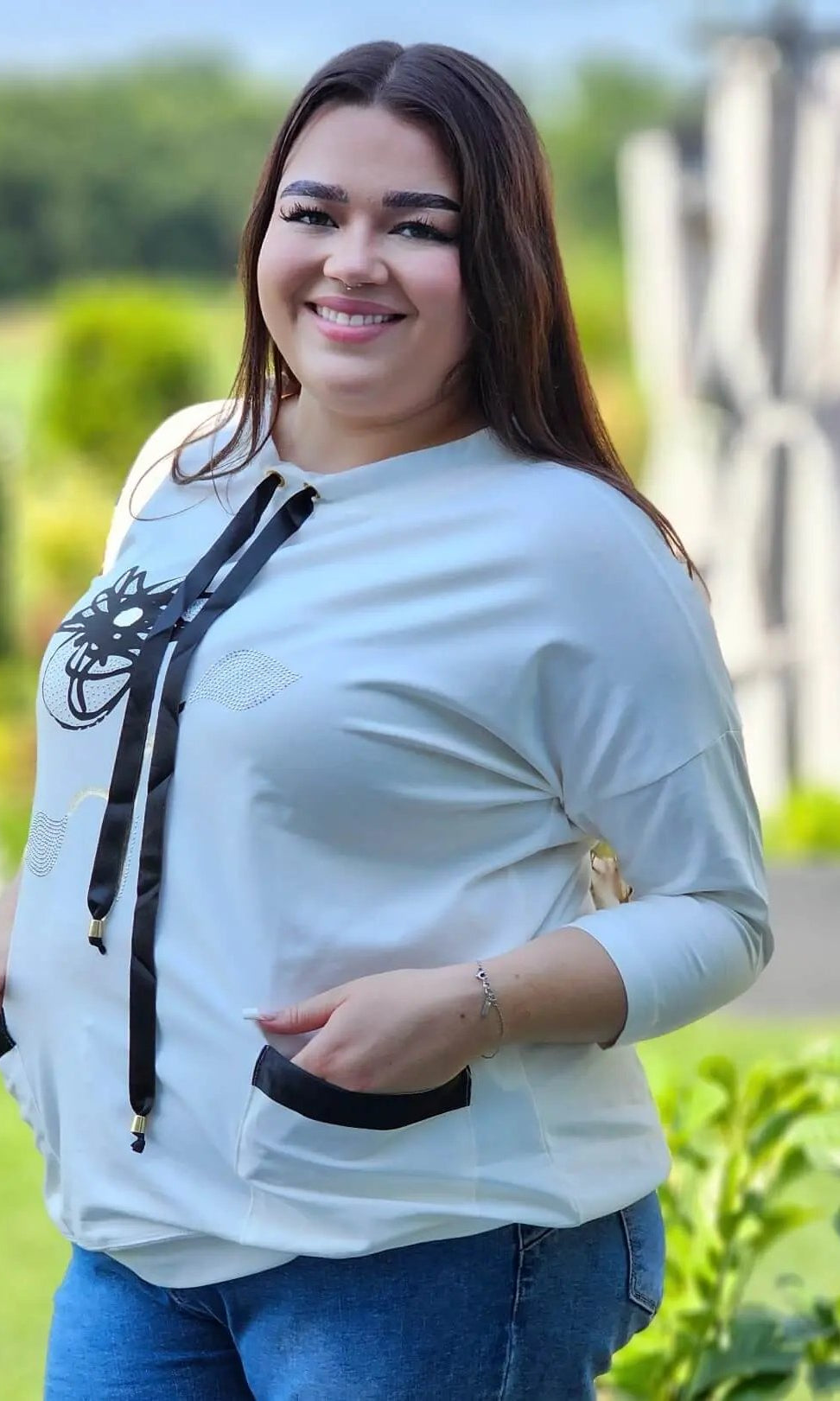 Bluza z kwiatowym nadrukiem i satynowymi detalami Stylowa XL