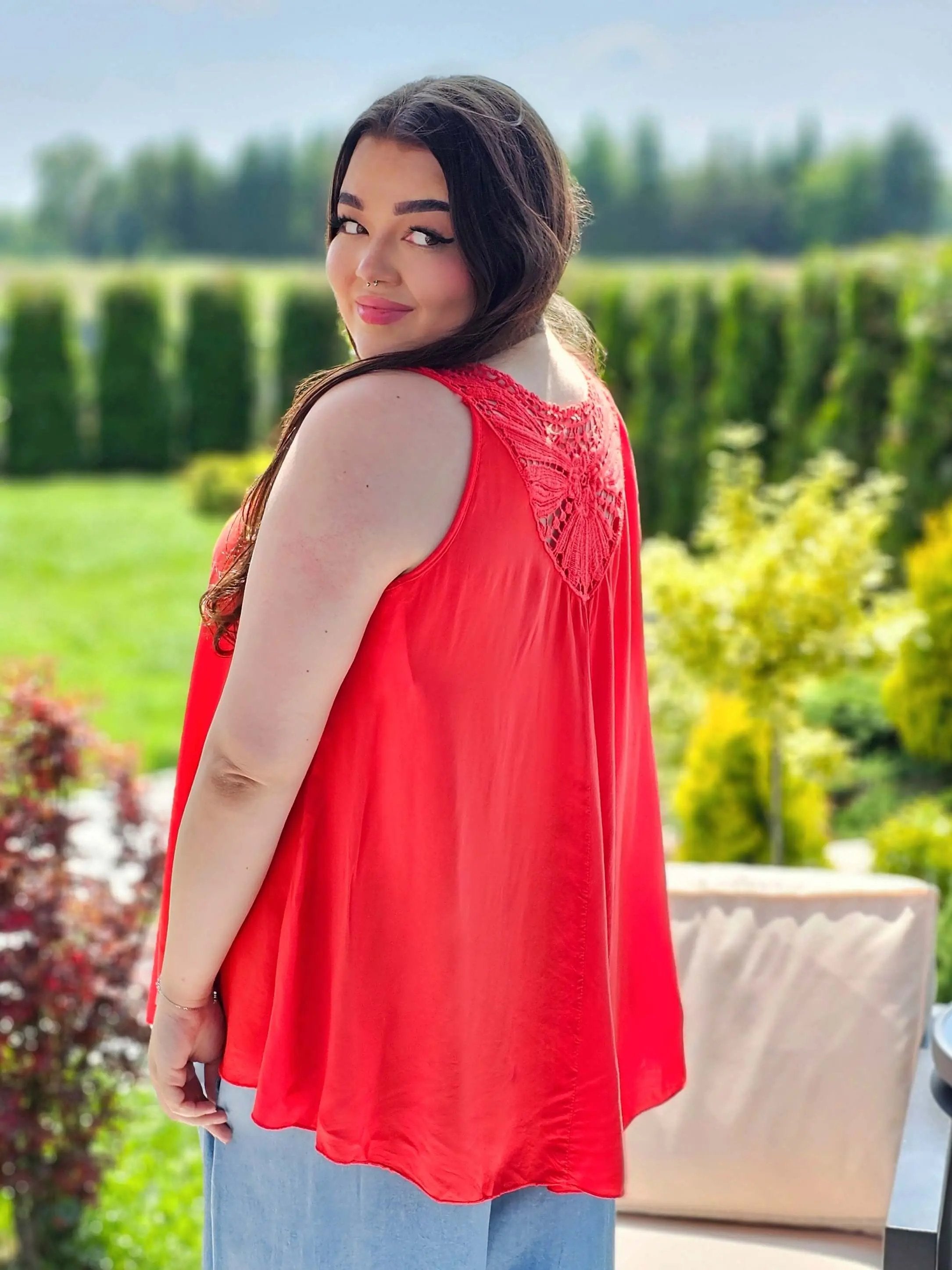 Bluzka Bez Rękawów z Koronkowym Panelem na Plecach - cztery kolory Stylowa XL