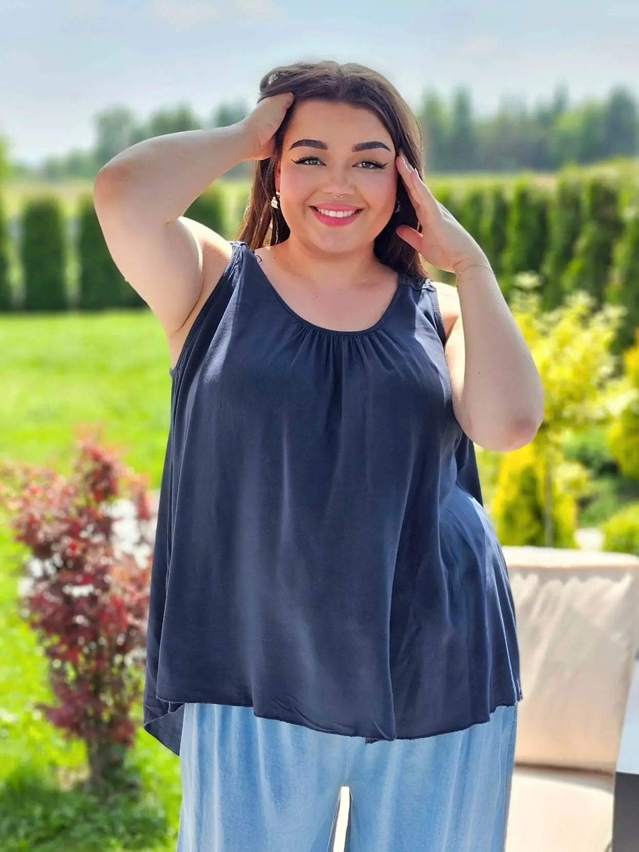 Bluzka Bez Rękawów z Koronkowym Panelem na Plecach - cztery kolory Stylowa XL