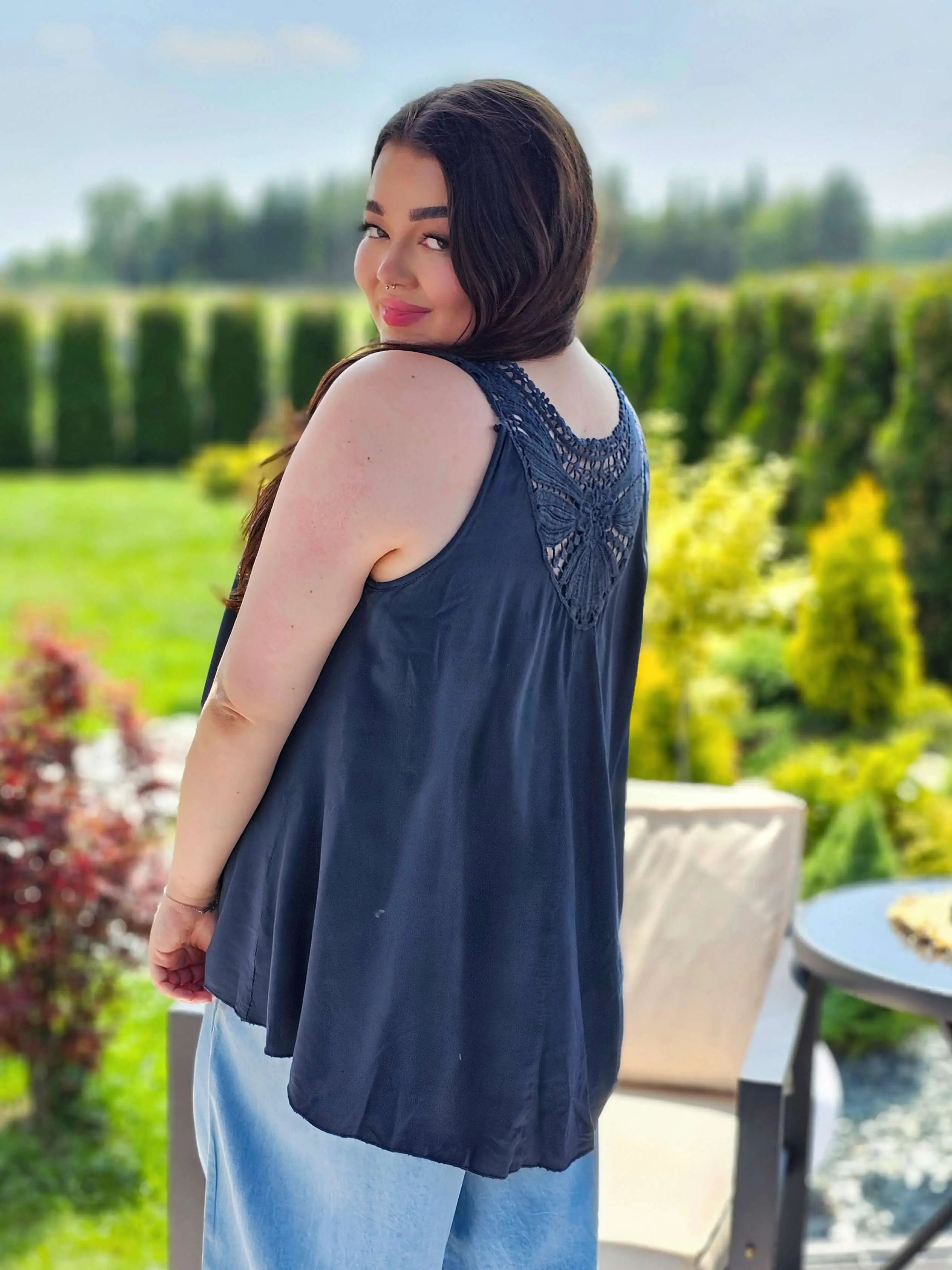 Bluzka Bez Rękawów z Koronkowym Panelem na Plecach - cztery kolory Stylowa XL