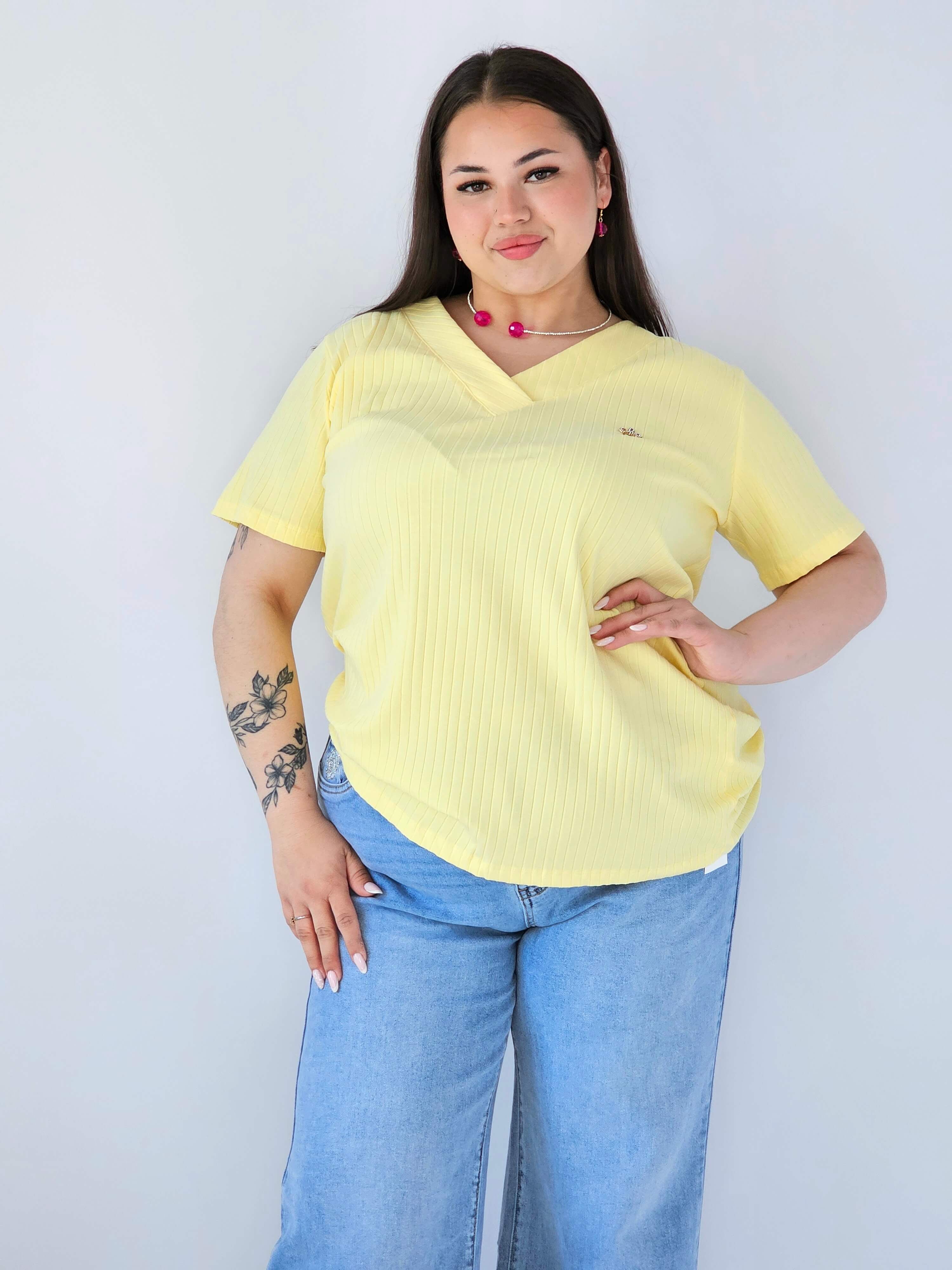 Bluzka Plus Size Prążkowana Z Dekoltem V I Krótkim Rękawem Stylowa XL