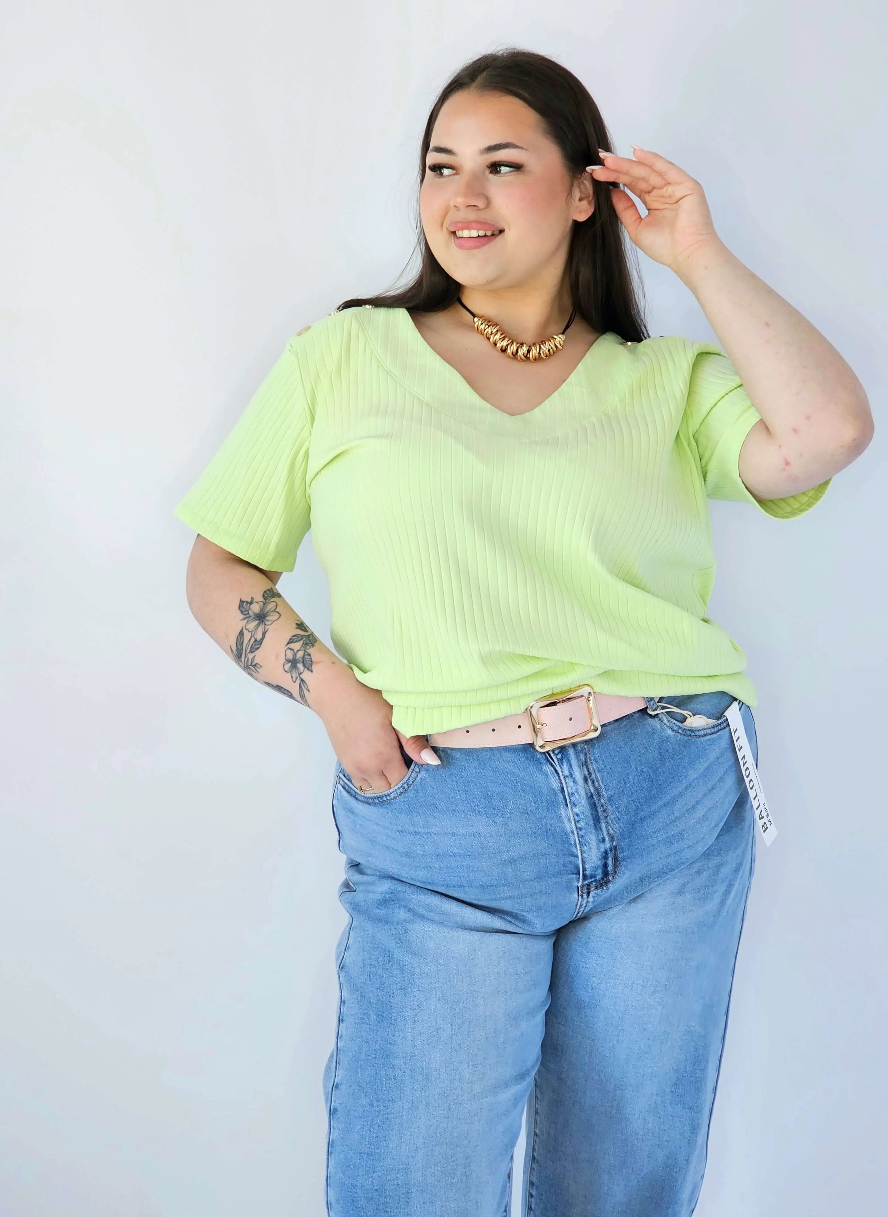 Bluzka Plus Size Z Dekoltem V I Ozdobnymi Detalami Na Ramionach Stylowa XL