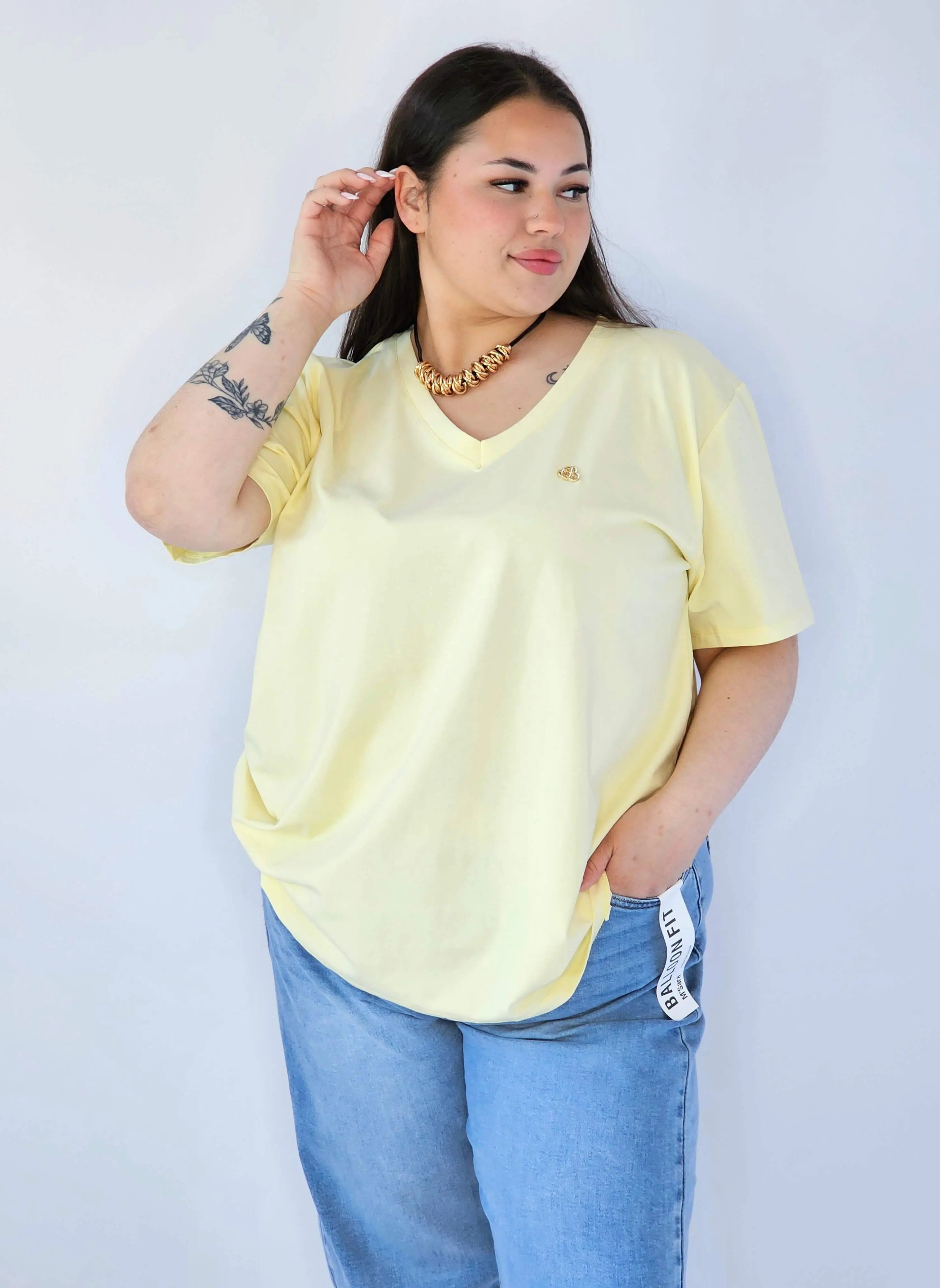 Bluzka Plus Size Z Dekoltem V I Subtelną Ozdobą Stylowa XL