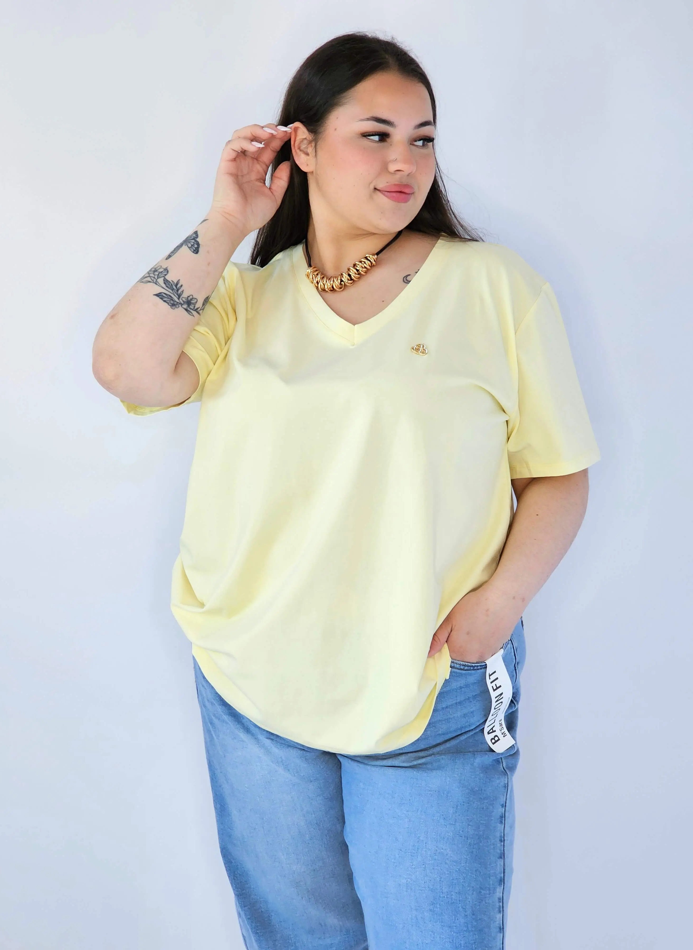 Bluzka Plus Size Z Dekoltem V I Subtelną Ozdobą Stylowa XL