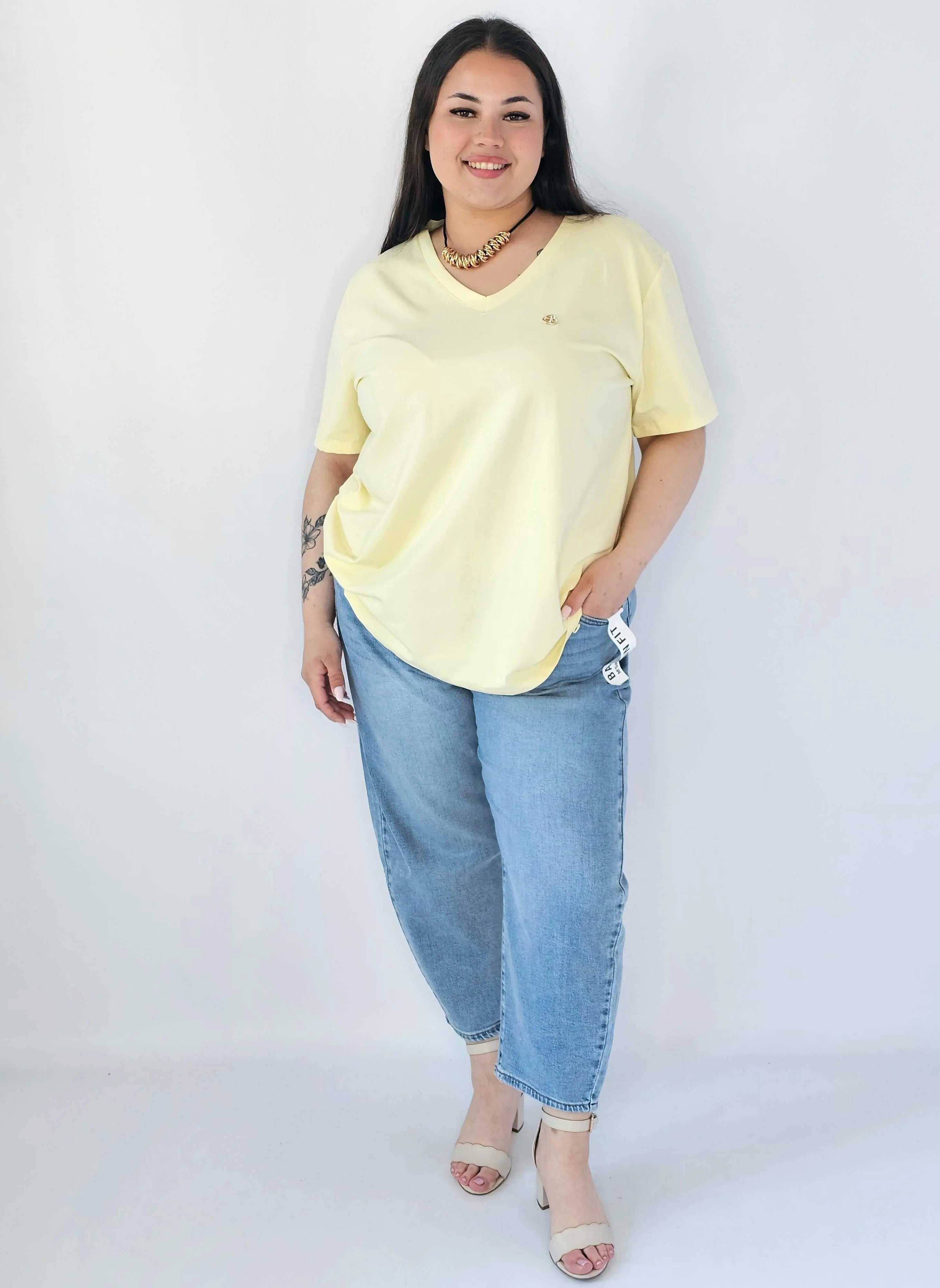 Bluzka Plus Size Z Dekoltem V I Subtelną Ozdobą Stylowa XL