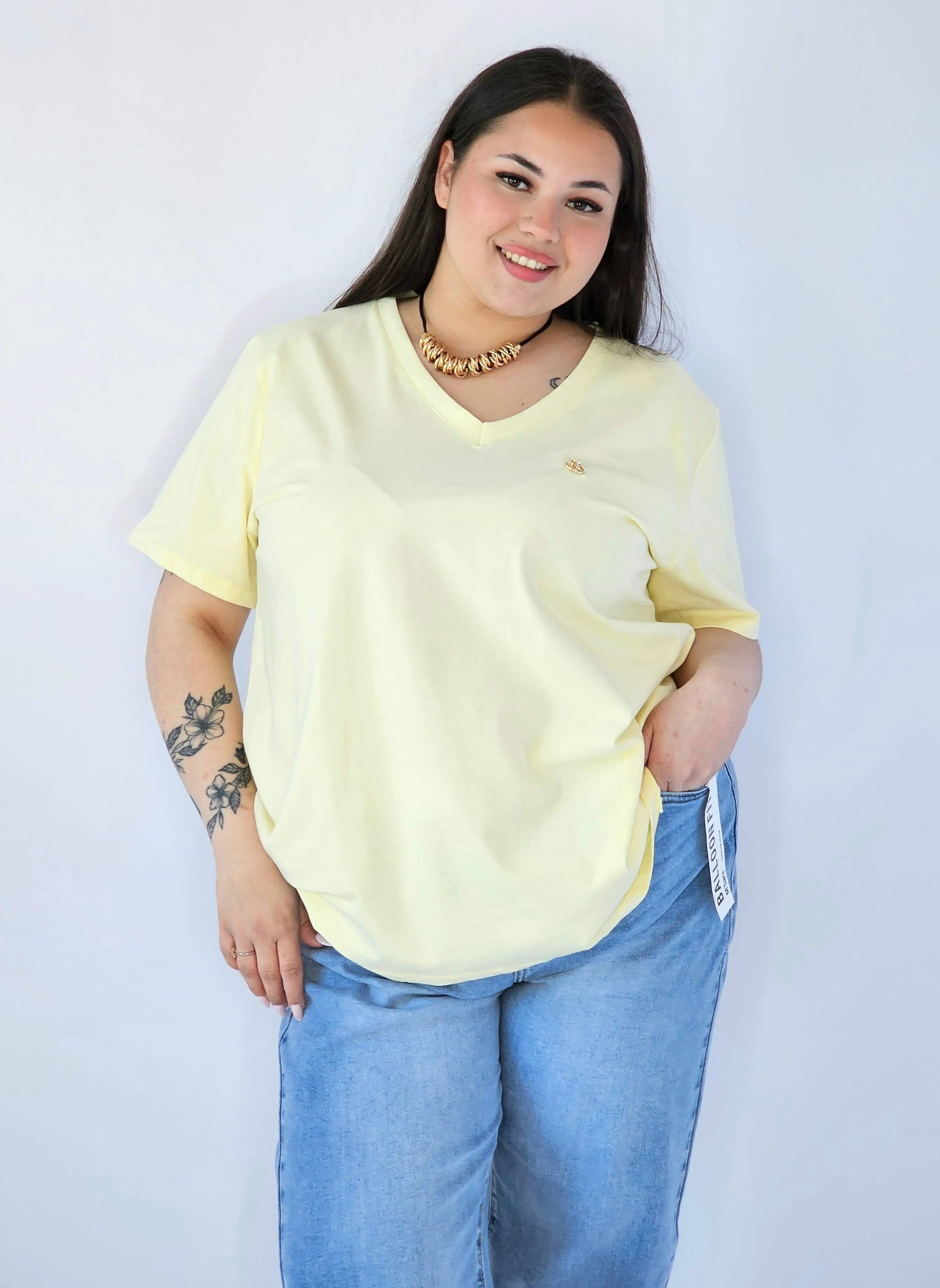 Bluzka Plus Size Z Dekoltem V I Subtelną Ozdobą Stylowa XL