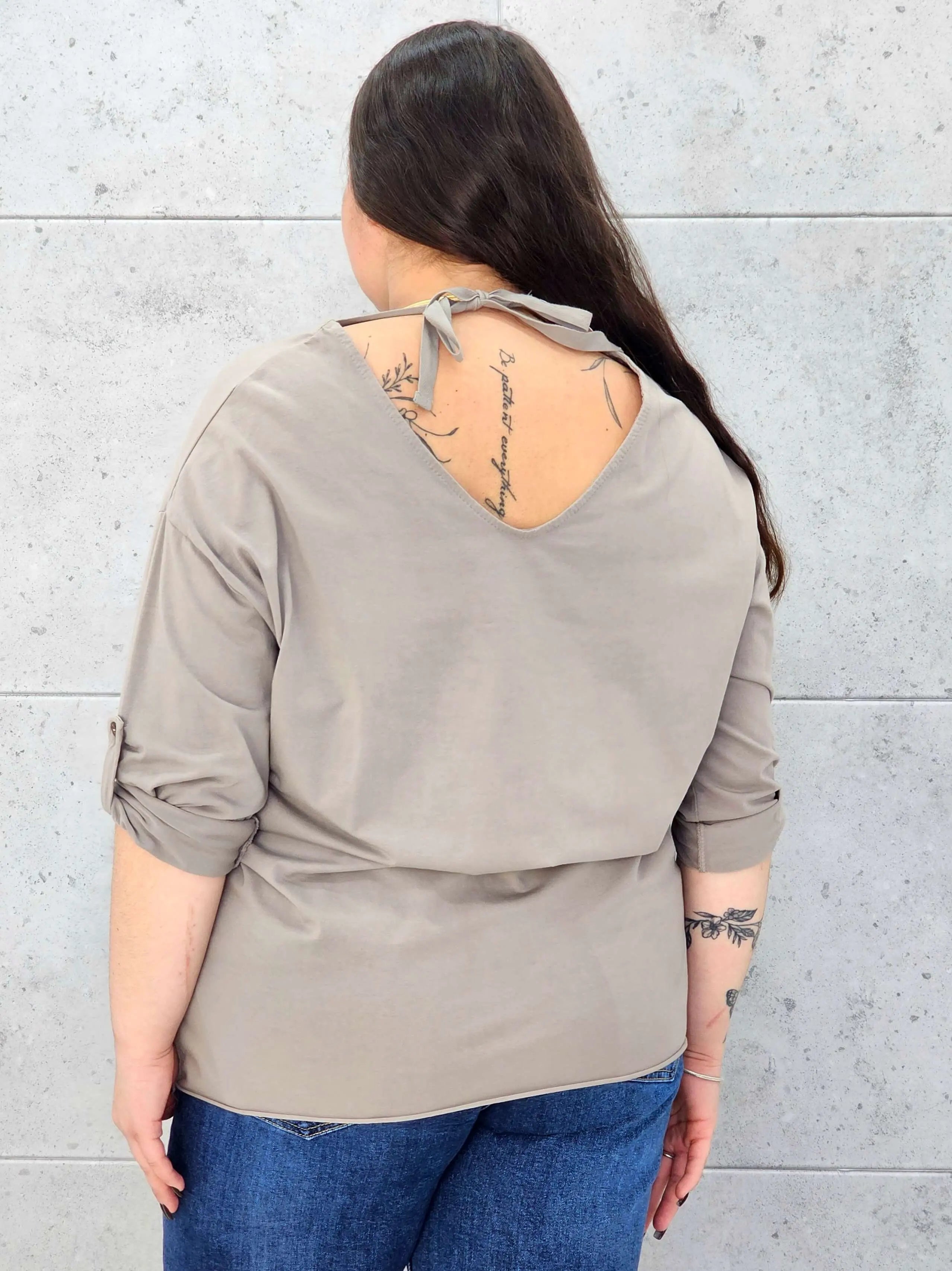 Bluzka Plus Size z Wiązaniem StylowaXL – Wygoda i Subtelna Elegancja dla Kobiet XXL - Stylowa XL