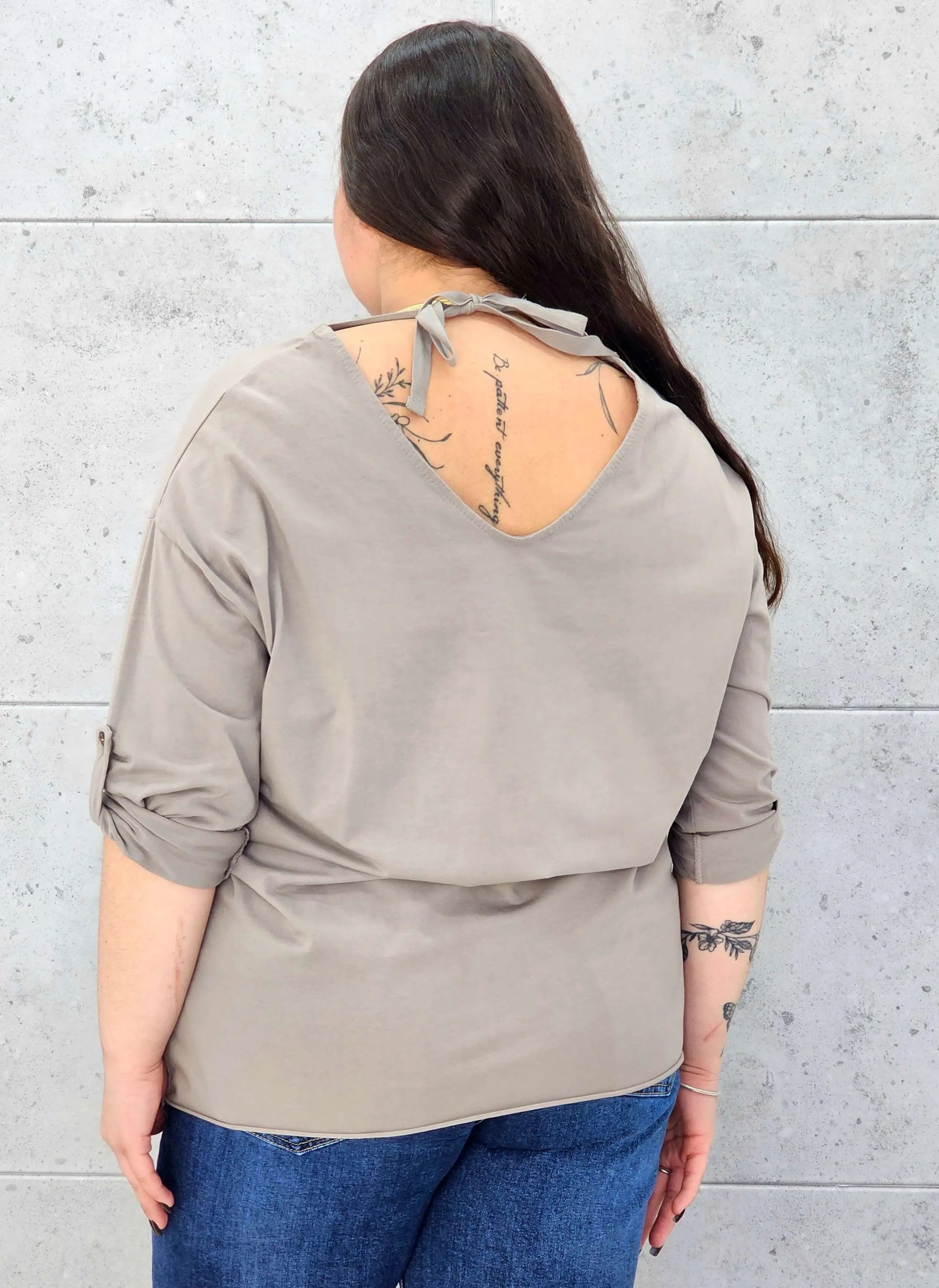 Bluzka Plus Size z Wiązaniem StylowaXL – Wygoda i Subtelna Elegancja dla Kobiet XXL - Stylowa XL
