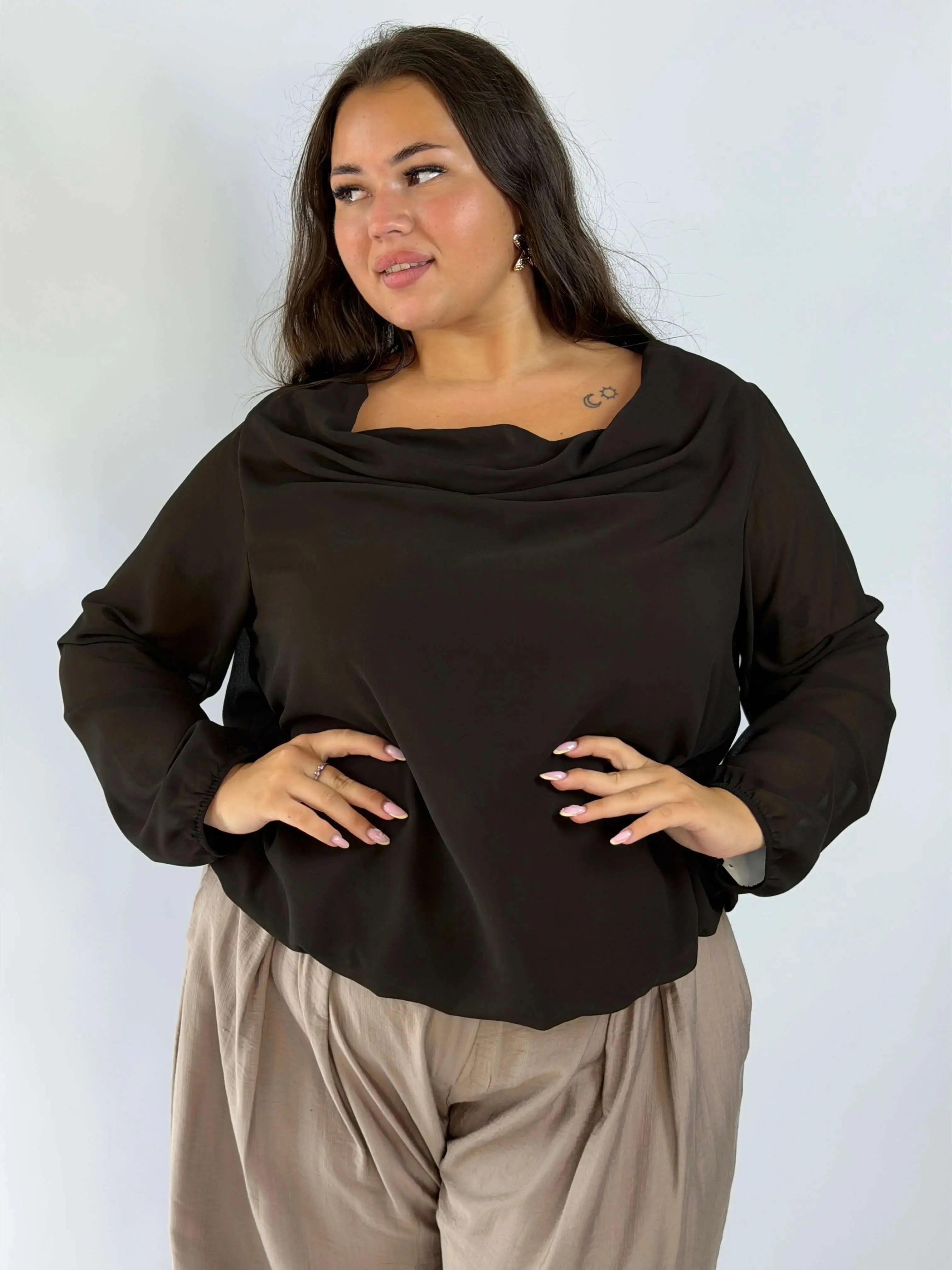 Bluzka Plus Size z efektownym dekoltem na plecach – kobiecy fason XXL Stylowa XL