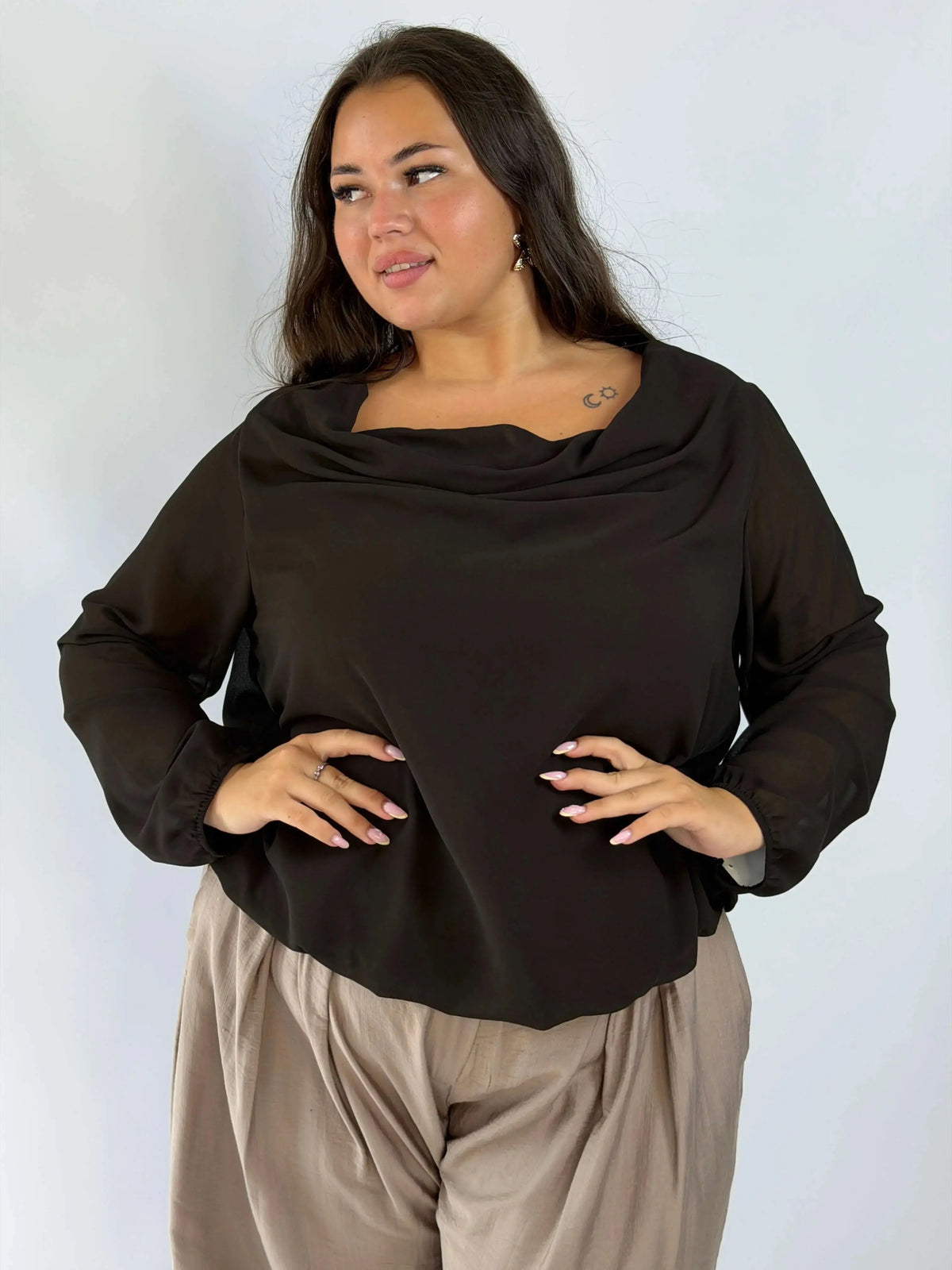 Bluzka Plus Size z efektownym dekoltem na plecach – kobiecy fason XXL Stylowa XL