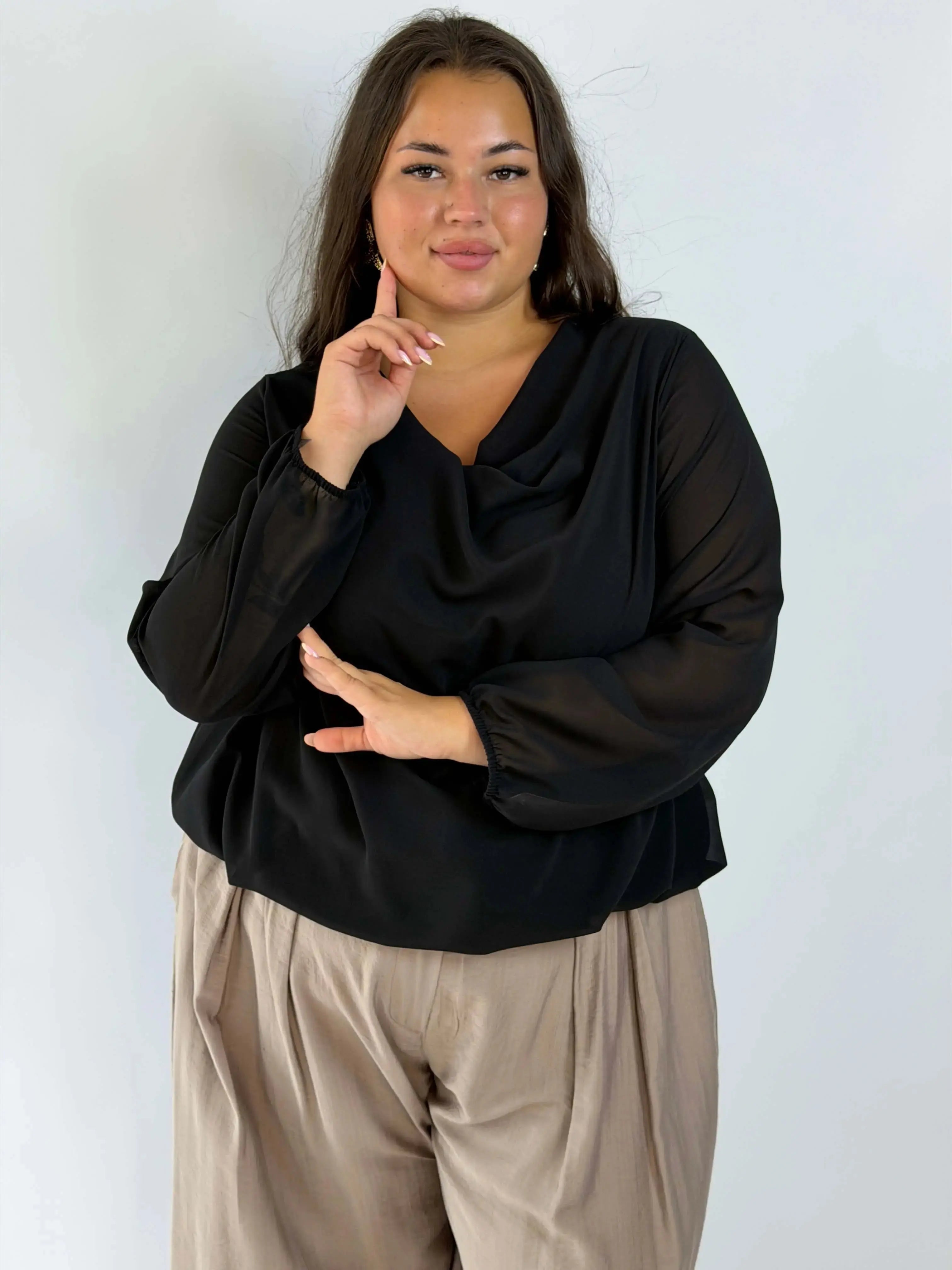 Bluzka Plus Size z efektownym dekoltem na plecach – kobiecy fason XXL Stylowa XL
