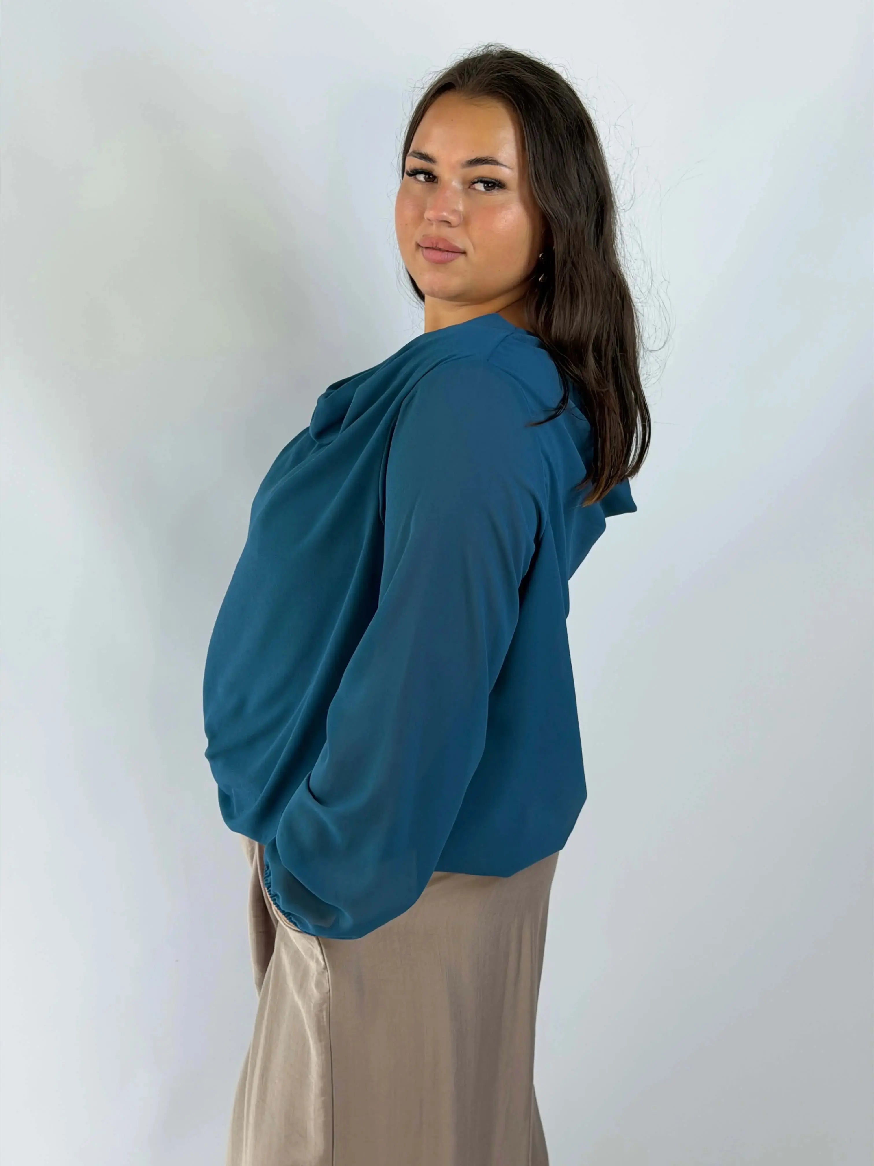 Bluzka Plus Size z efektownym dekoltem na plecach – kobiecy fason XXL Stylowa XL
