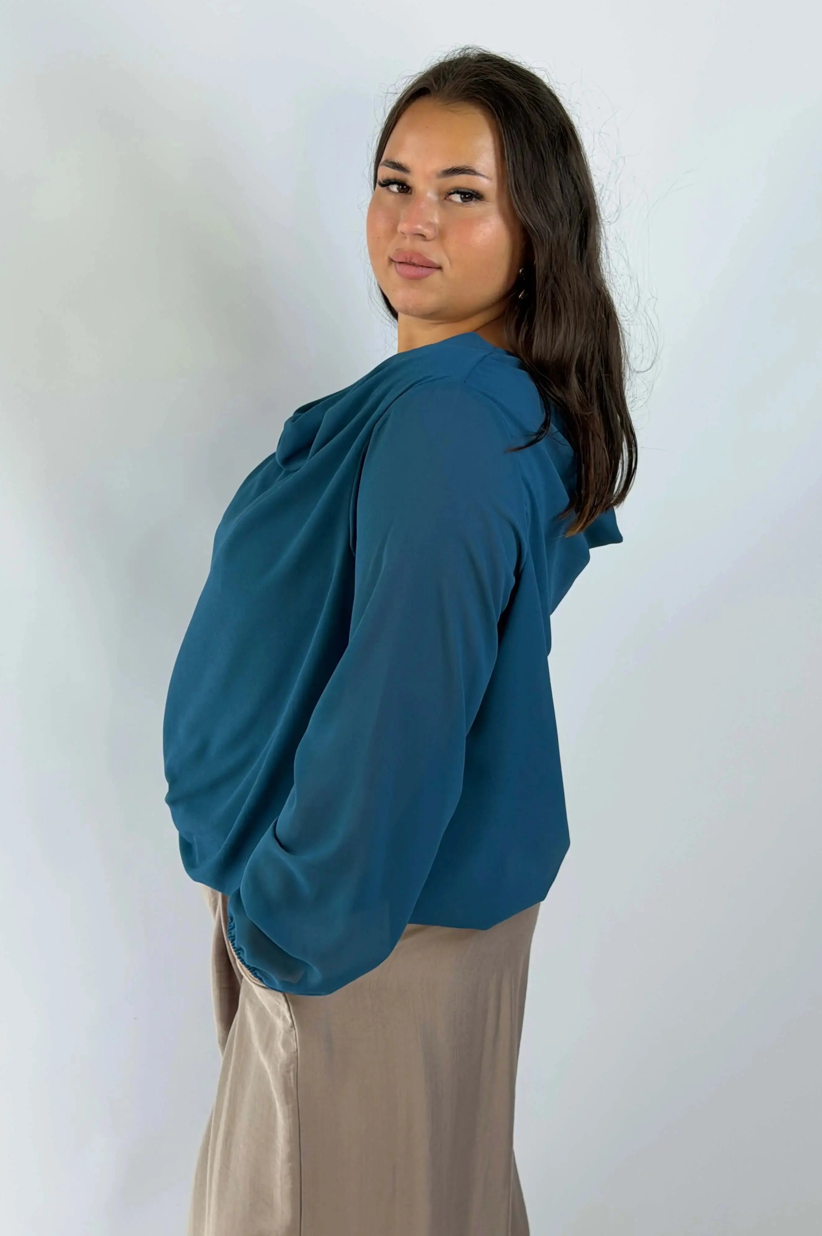 Bluzka Plus Size z efektownym dekoltem na plecach – kobiecy fason XXL Stylowa XL