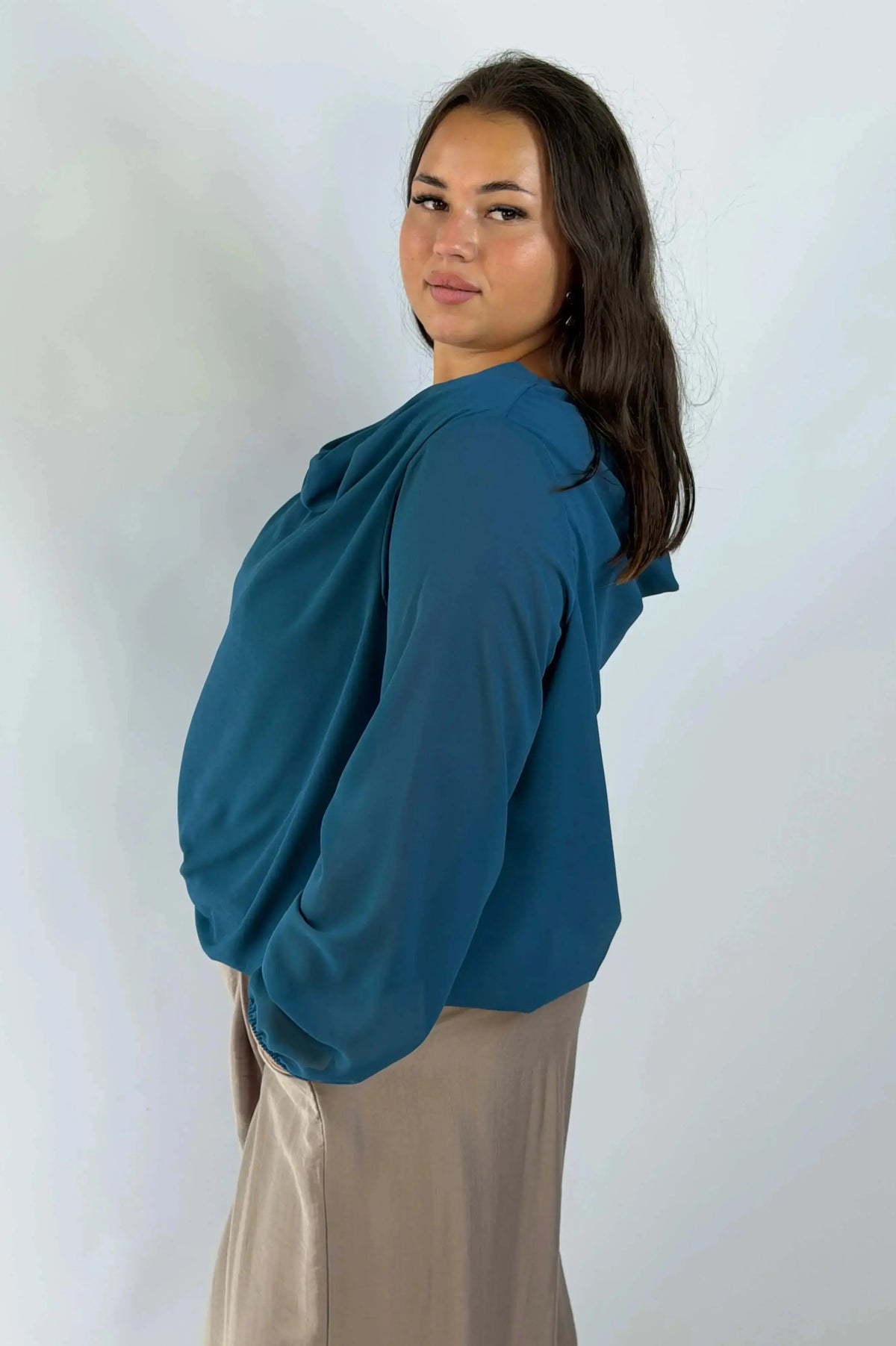 Bluzka Plus Size z efektownym dekoltem na plecach – kobiecy fason XXL Stylowa XL